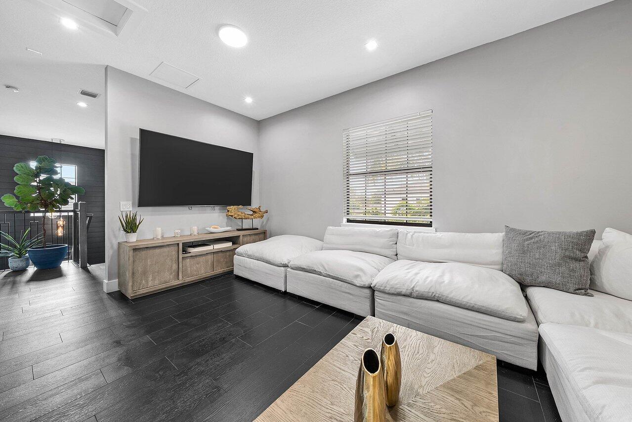 3019 Gin Berry Way