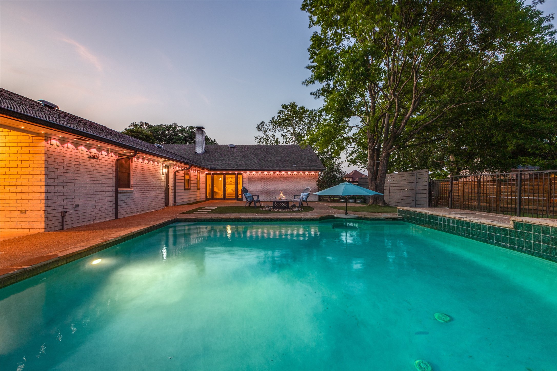 13980 Red Oak Circle S