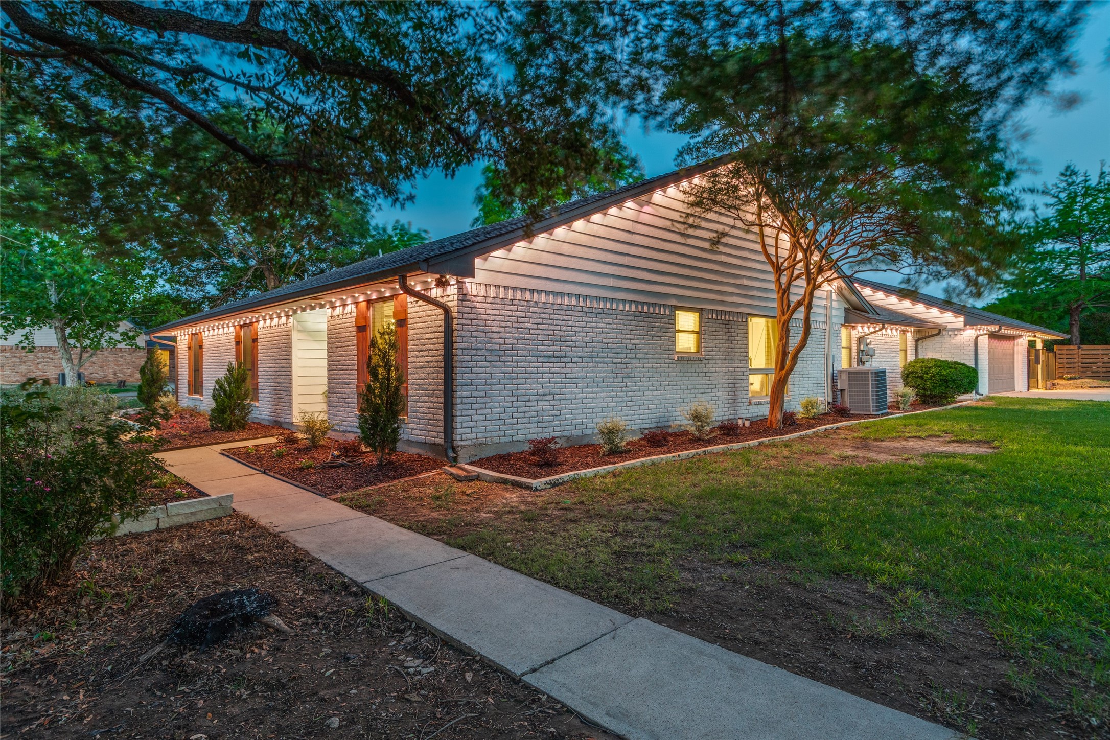 13980 Red Oak Circle S