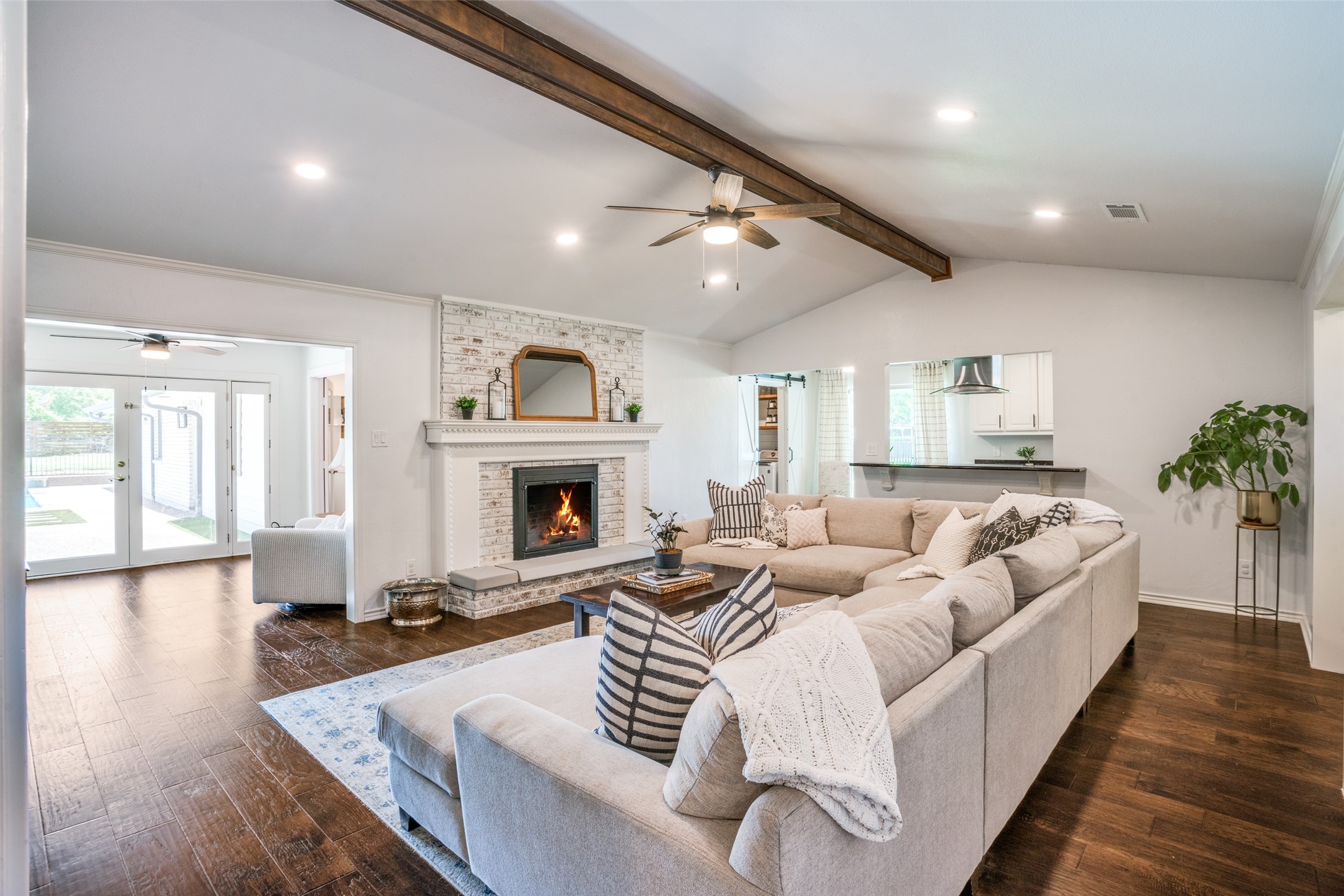 13980 Red Oak Circle S