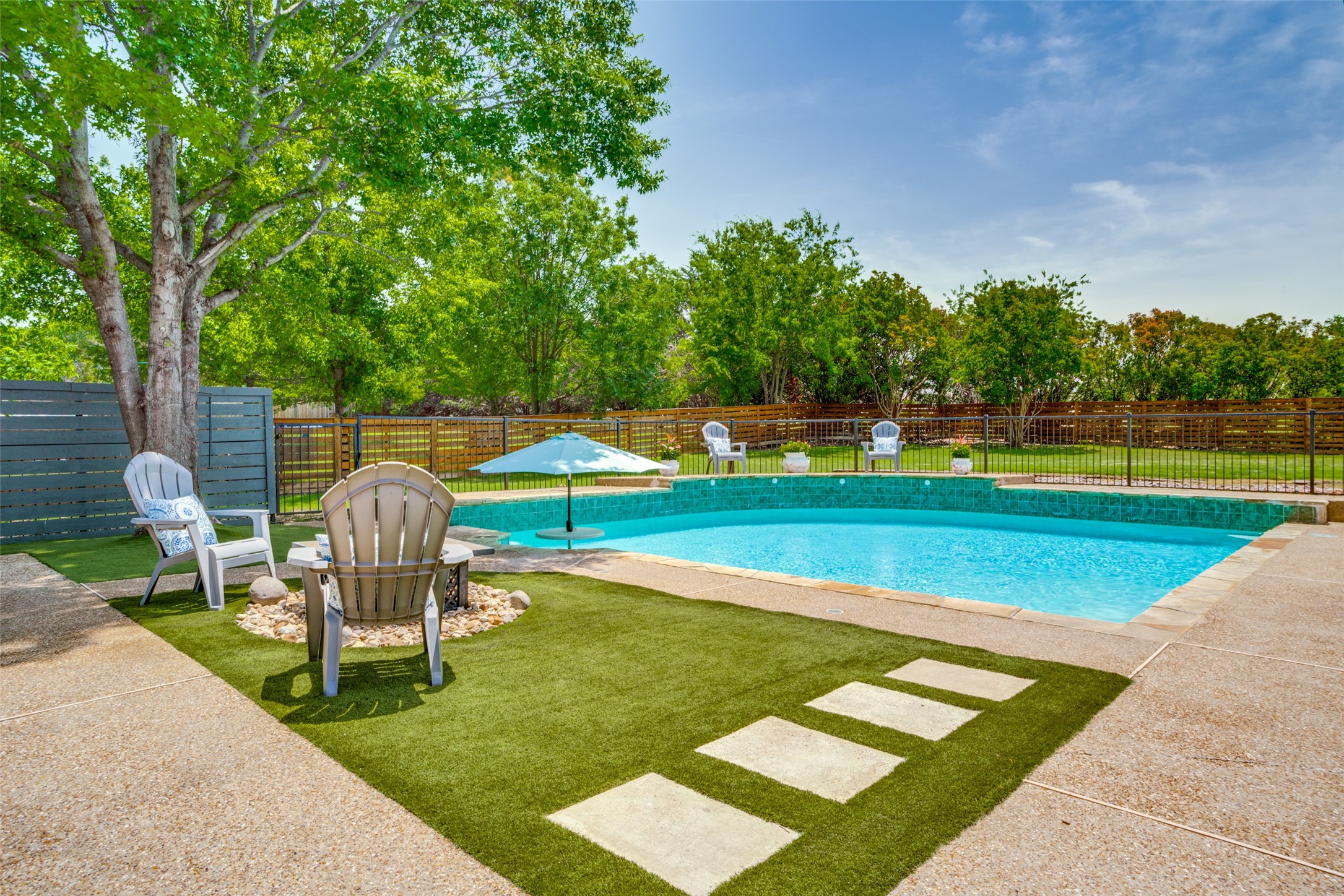 13980 Red Oak Circle S