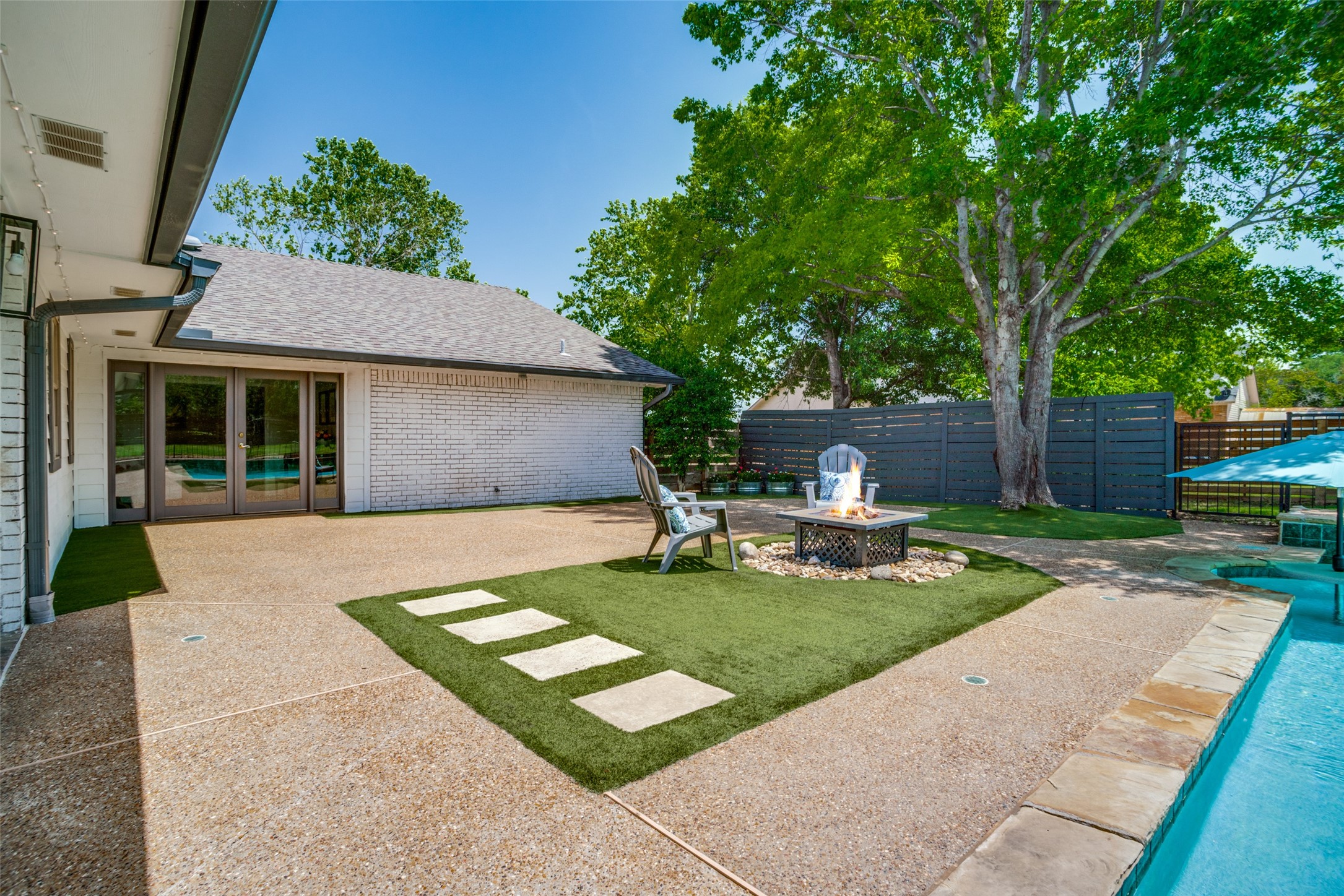 13980 Red Oak Circle S
