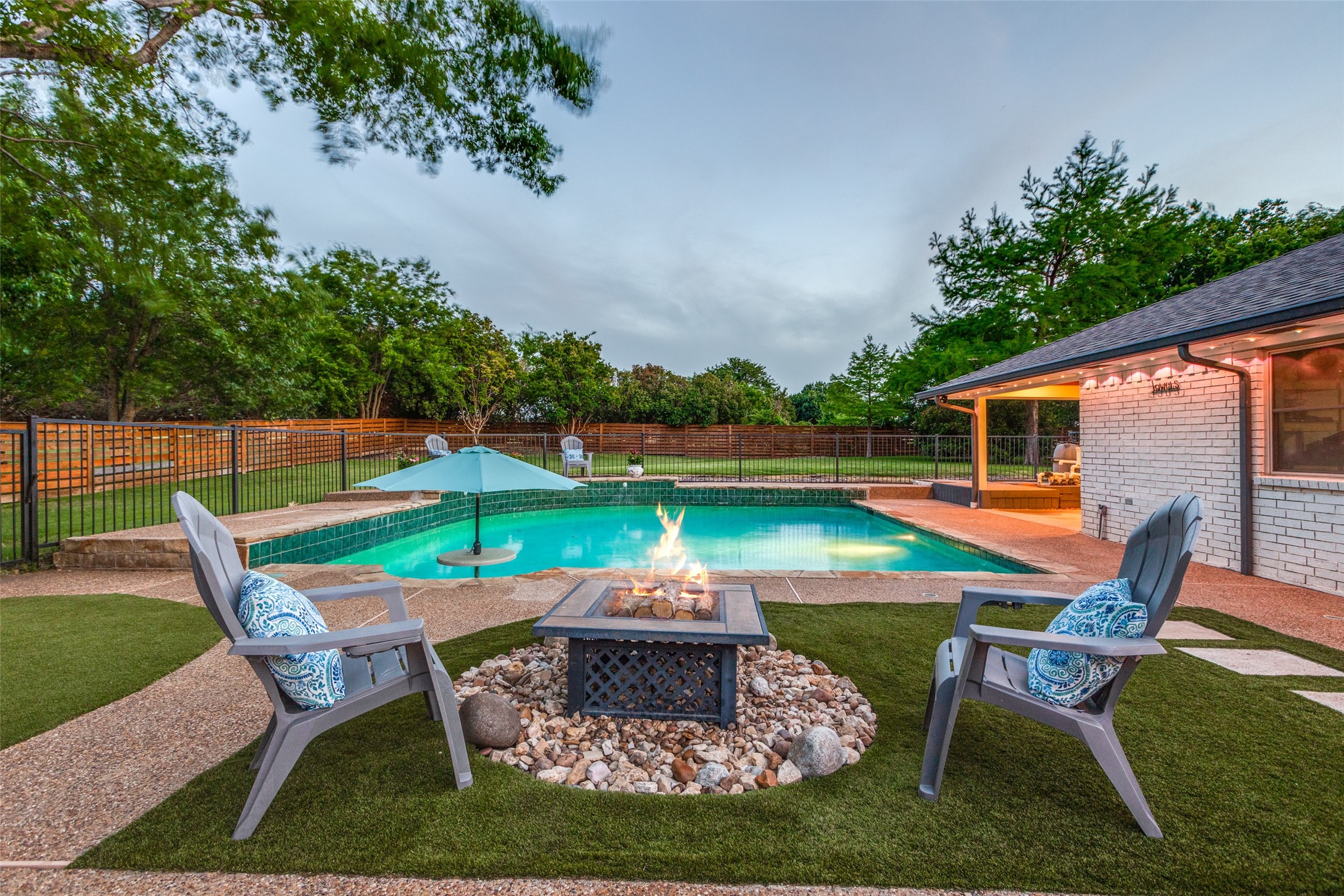 13980 Red Oak Circle S