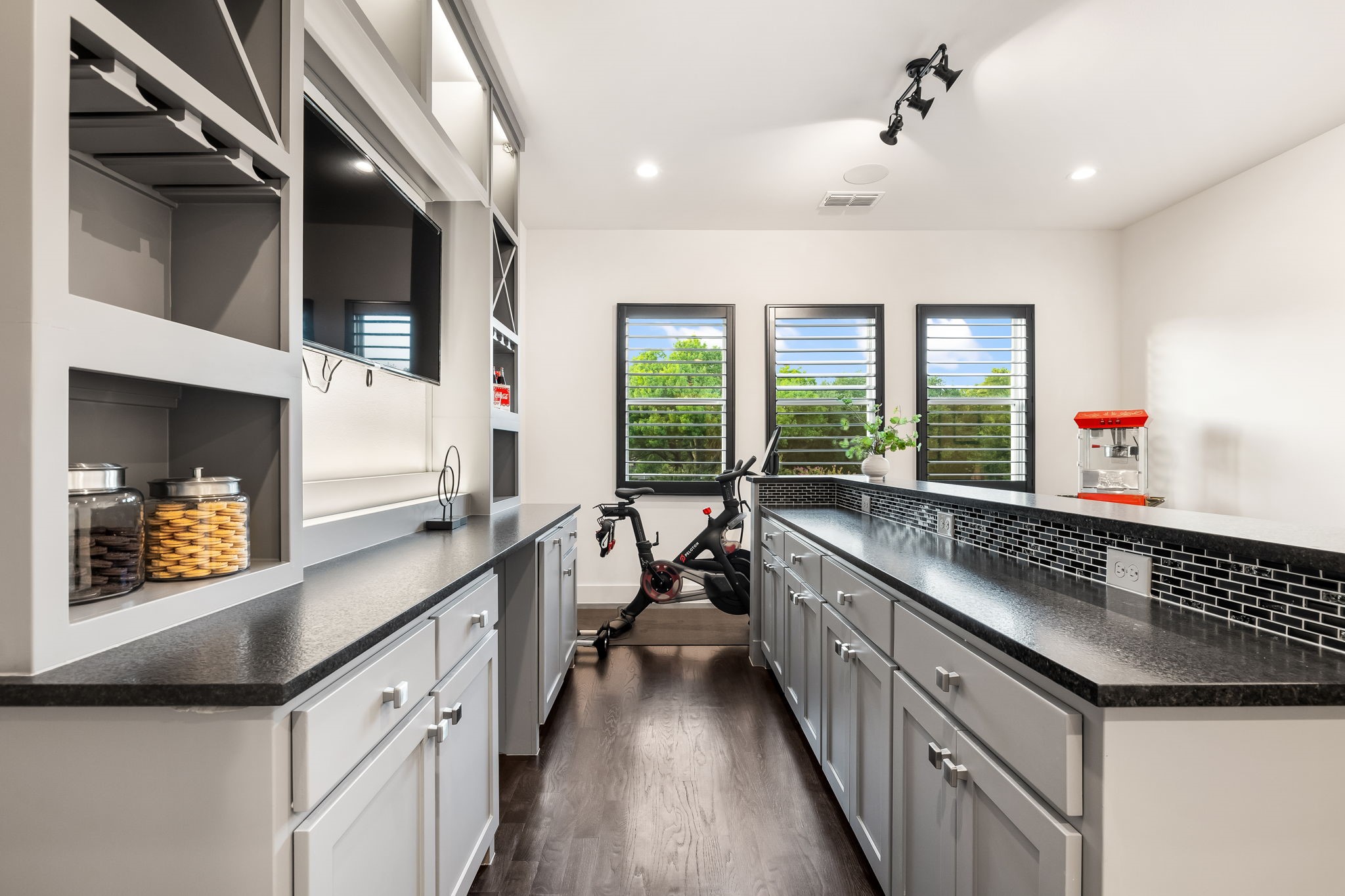 6921 Valley View Lane