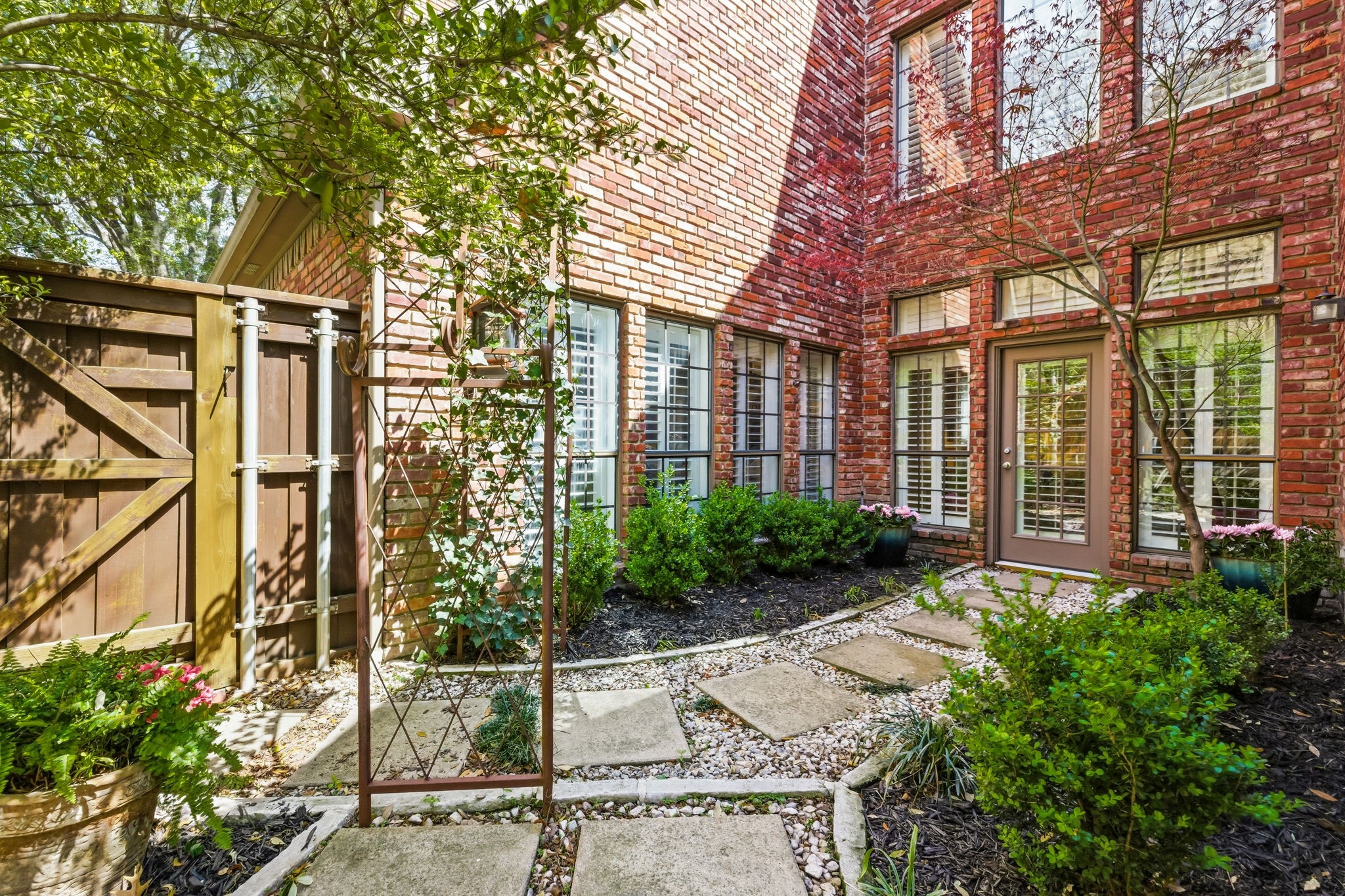 1207 Shady Oaks Circle