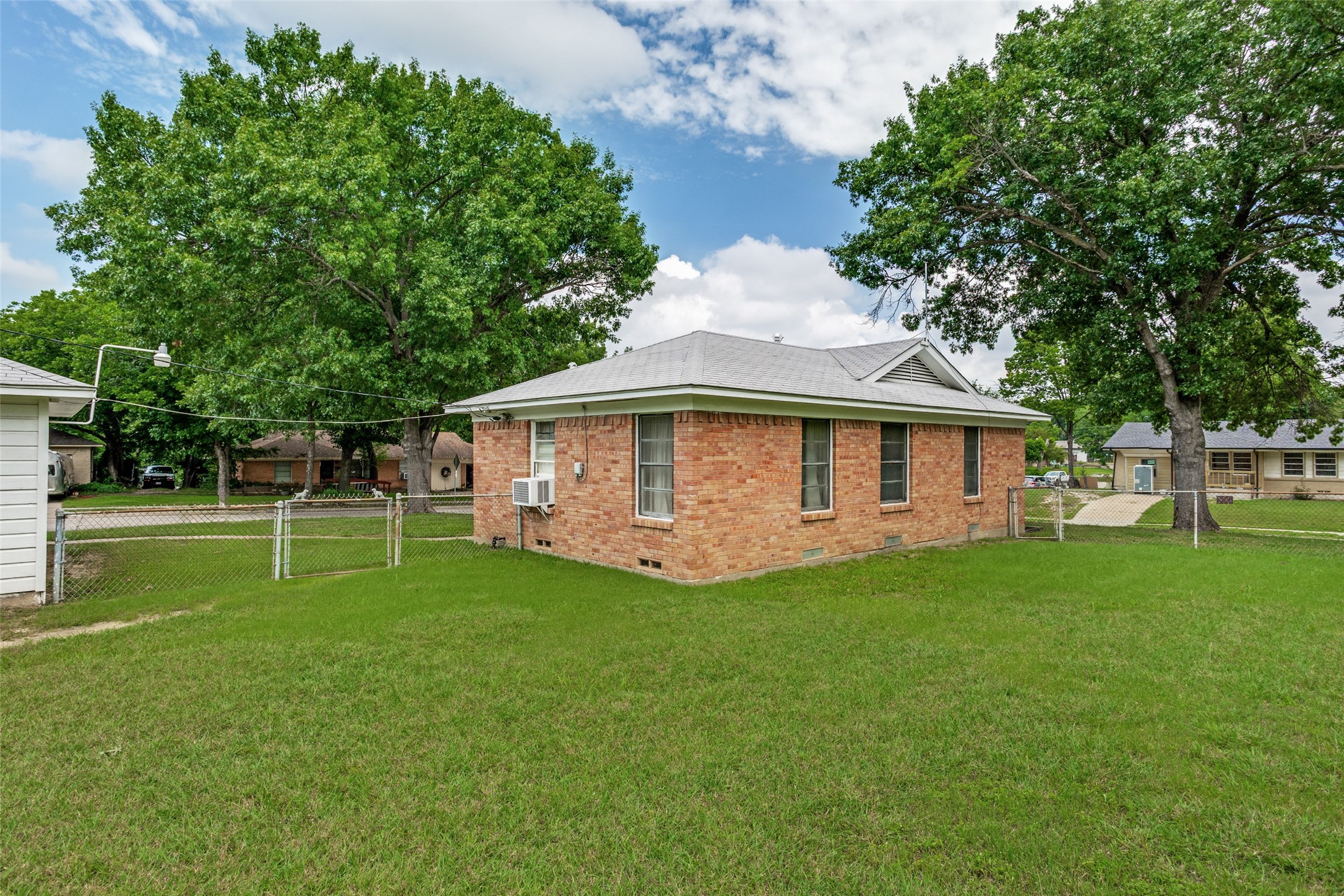 422 W Daugherty Drive