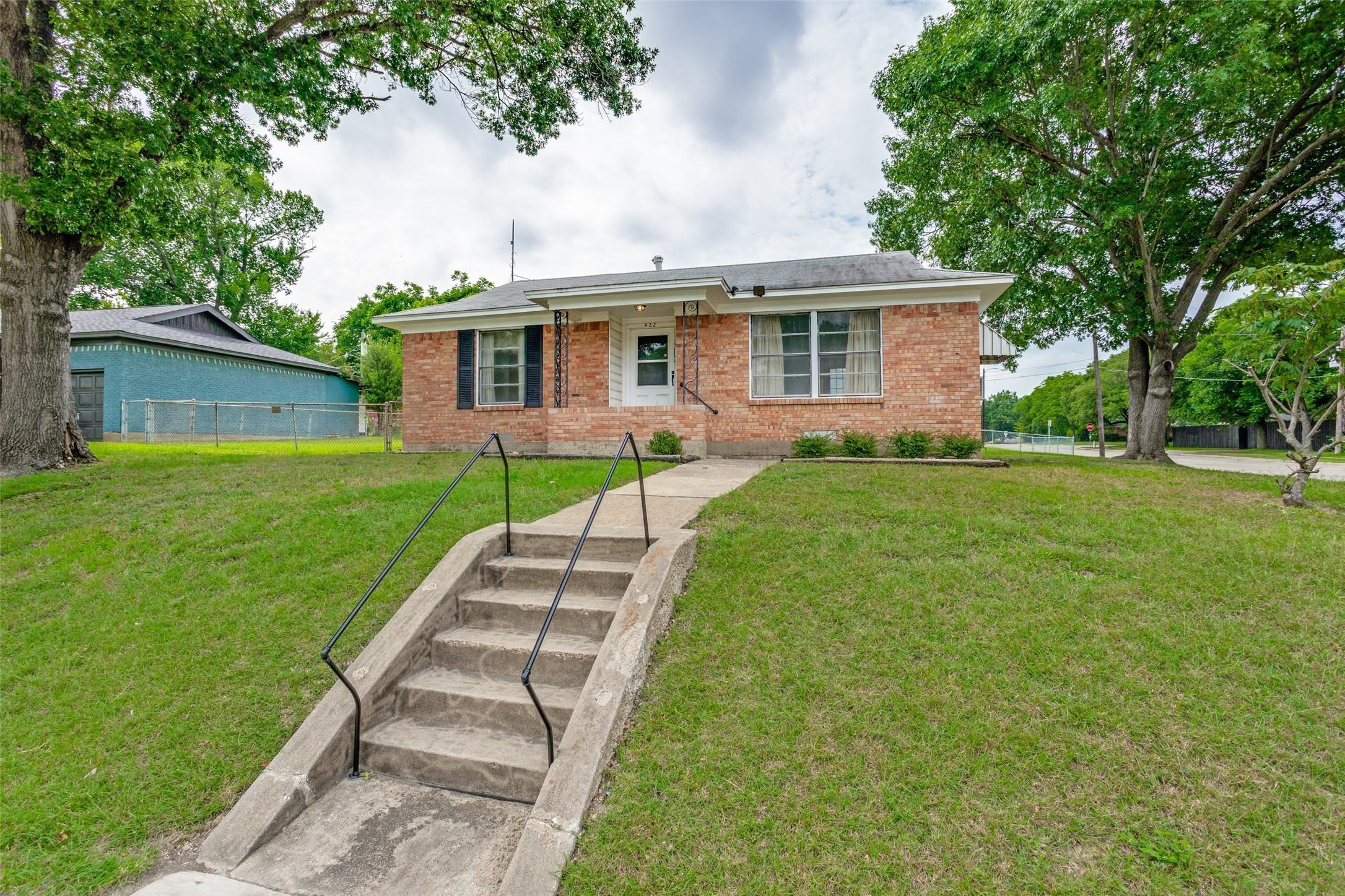 422 W Daugherty Drive
