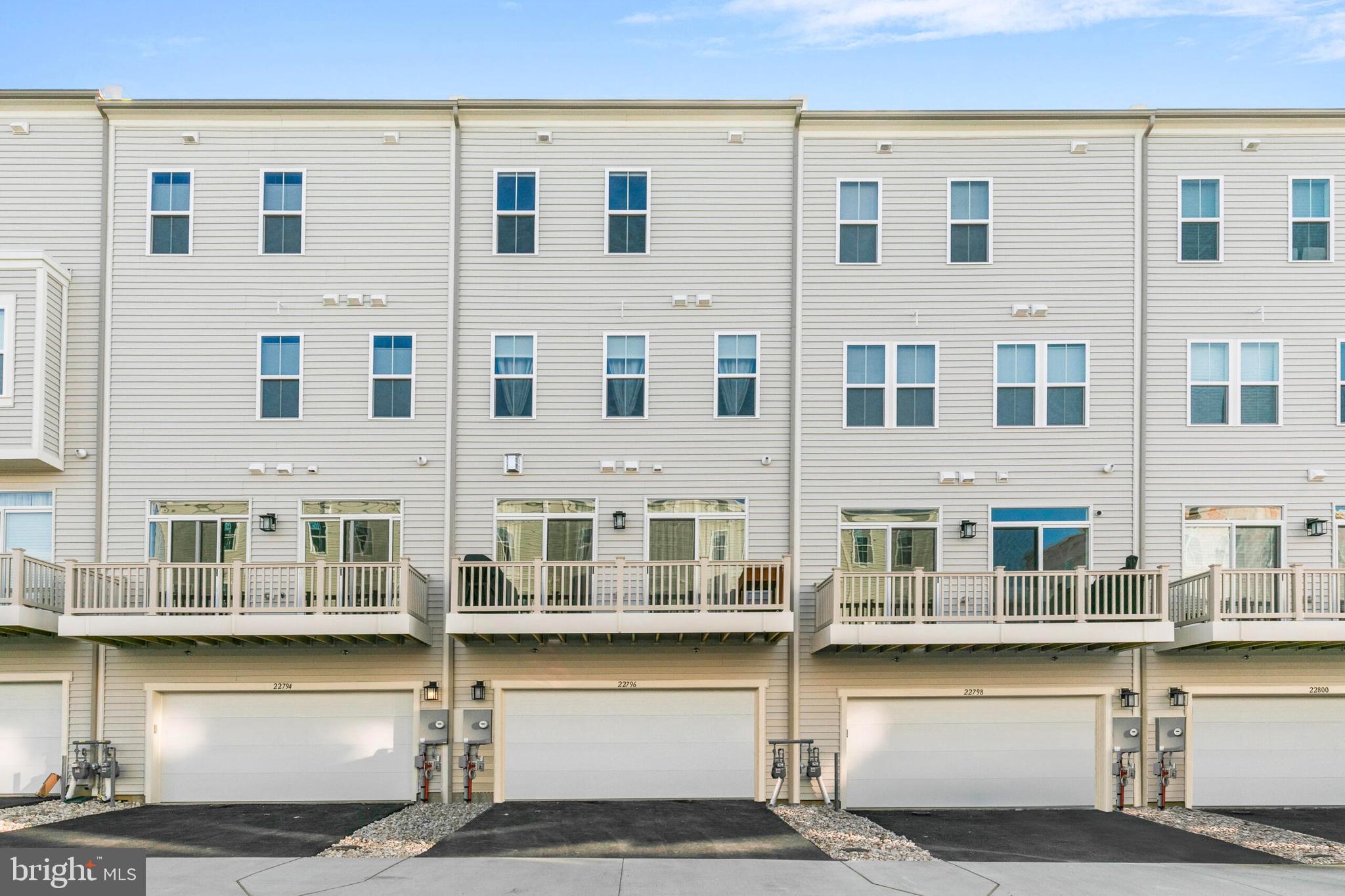 22796 Tawny Pine Sq