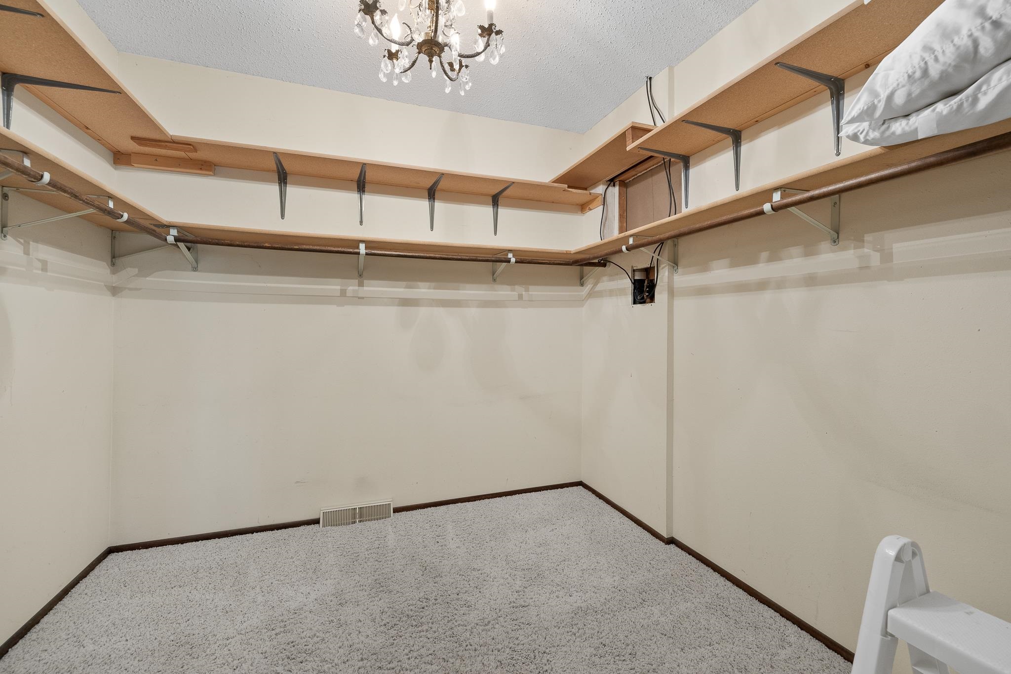 22586 Lightning Ridge Road