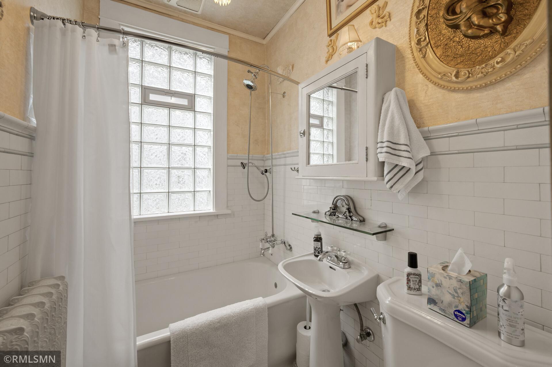 1418 Adams Street NE