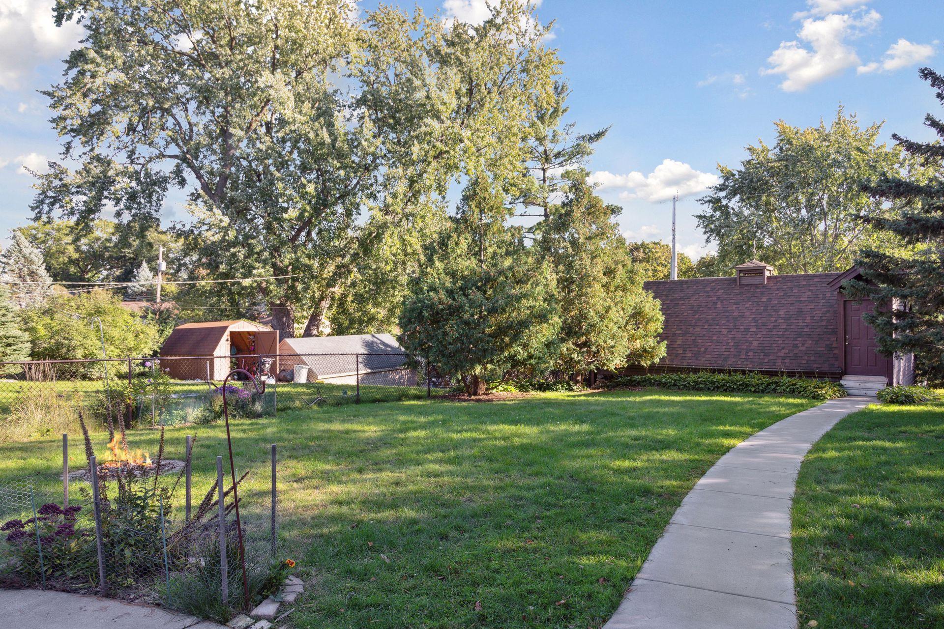 894 Arlington Avenue W