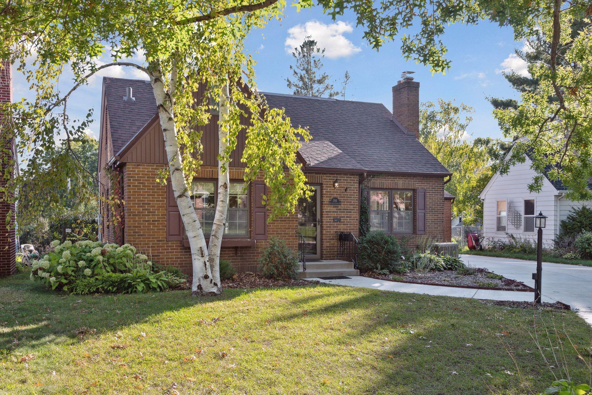 894 Arlington Avenue W