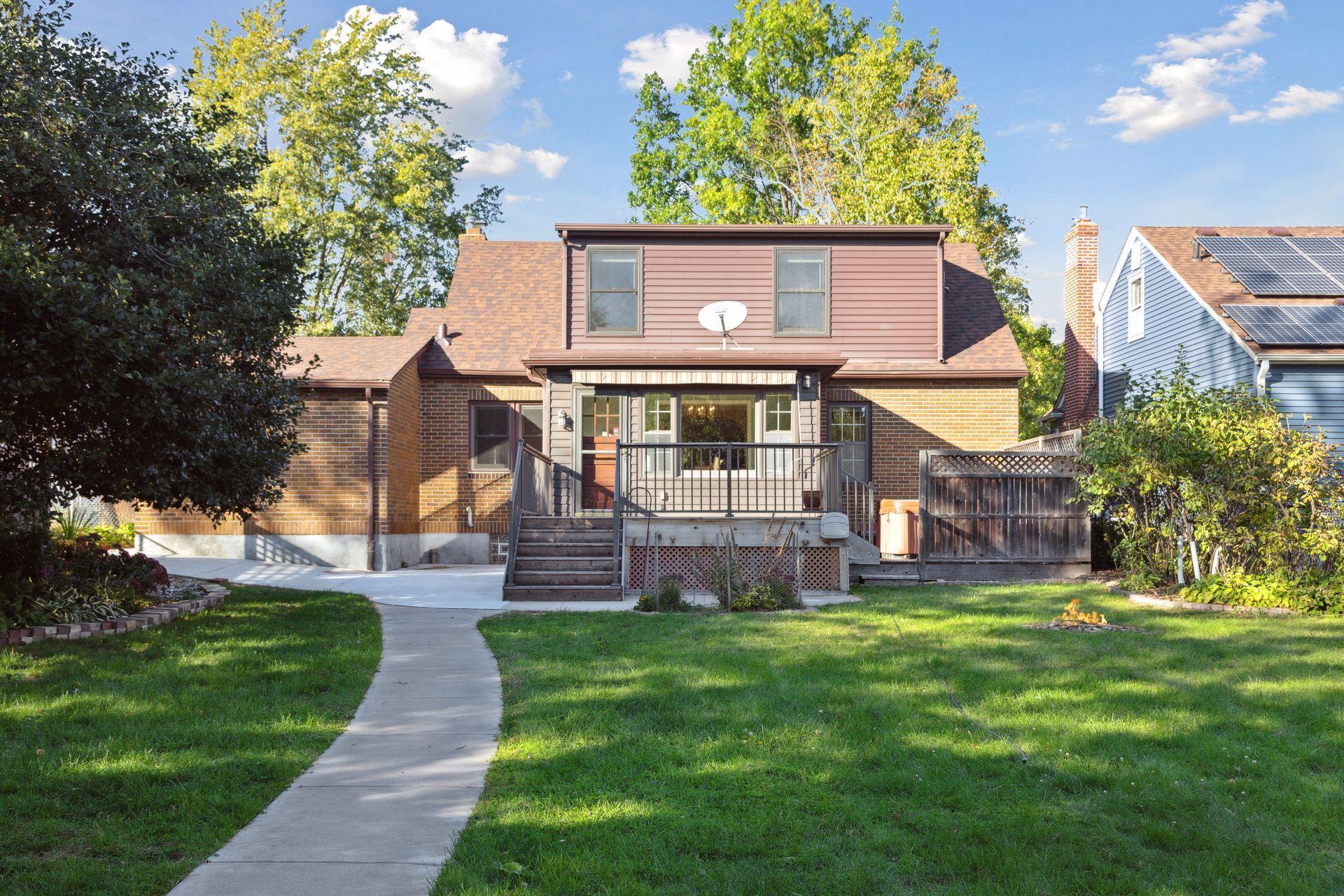 894 Arlington Avenue W