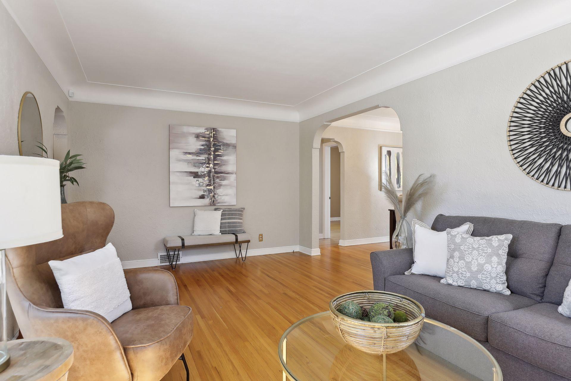 894 Arlington Avenue W
