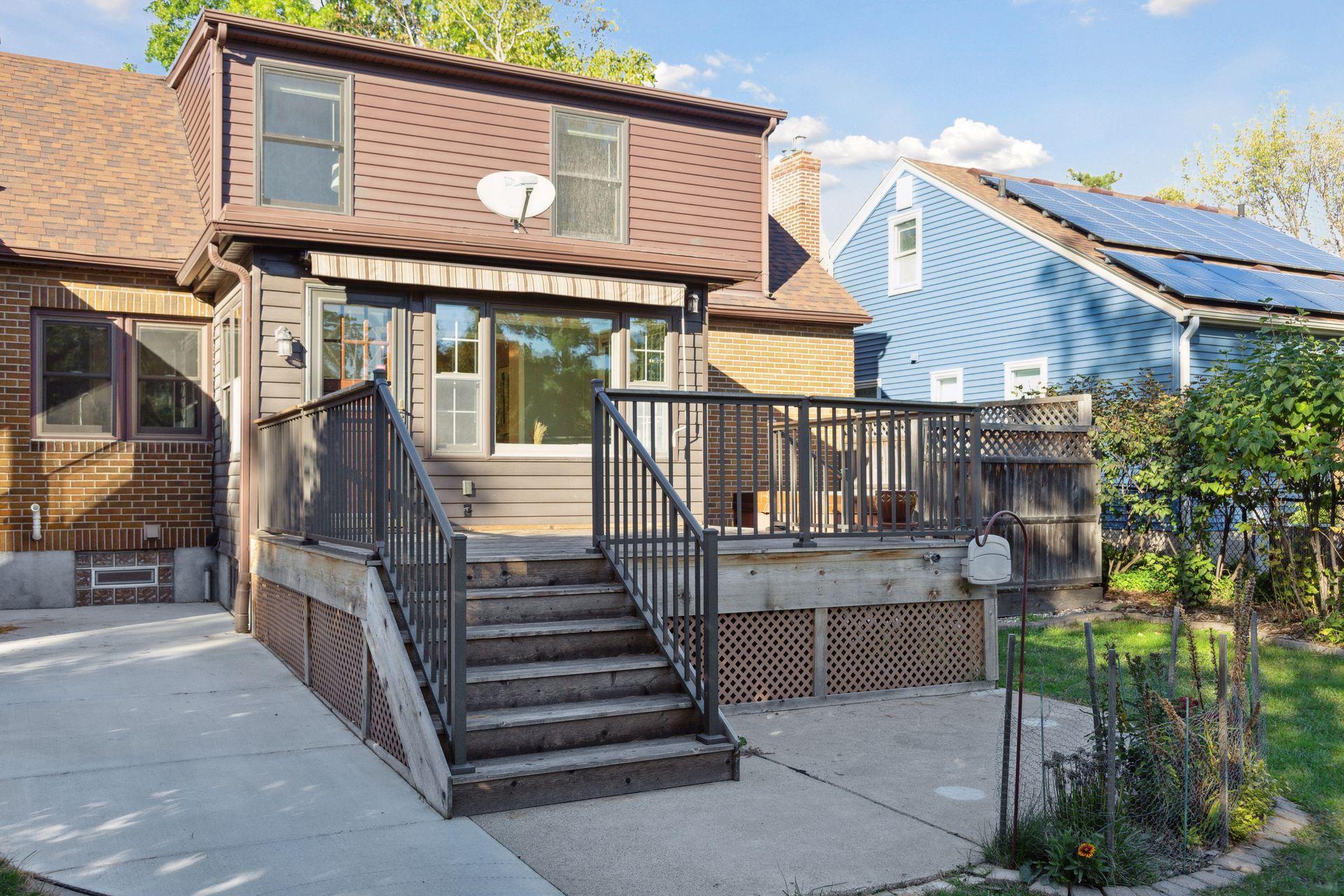 894 Arlington Avenue W