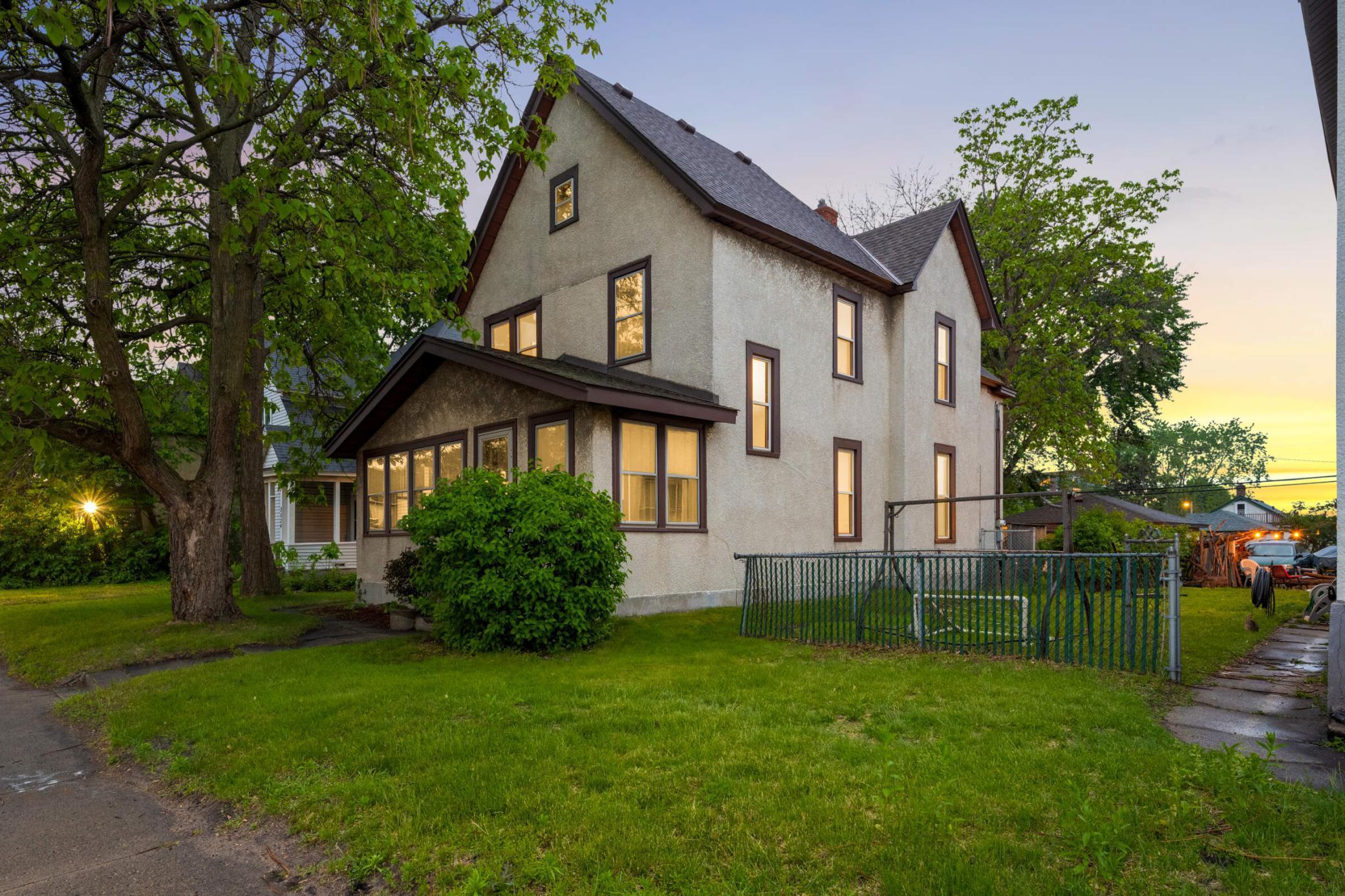 2538 University Avenue NE