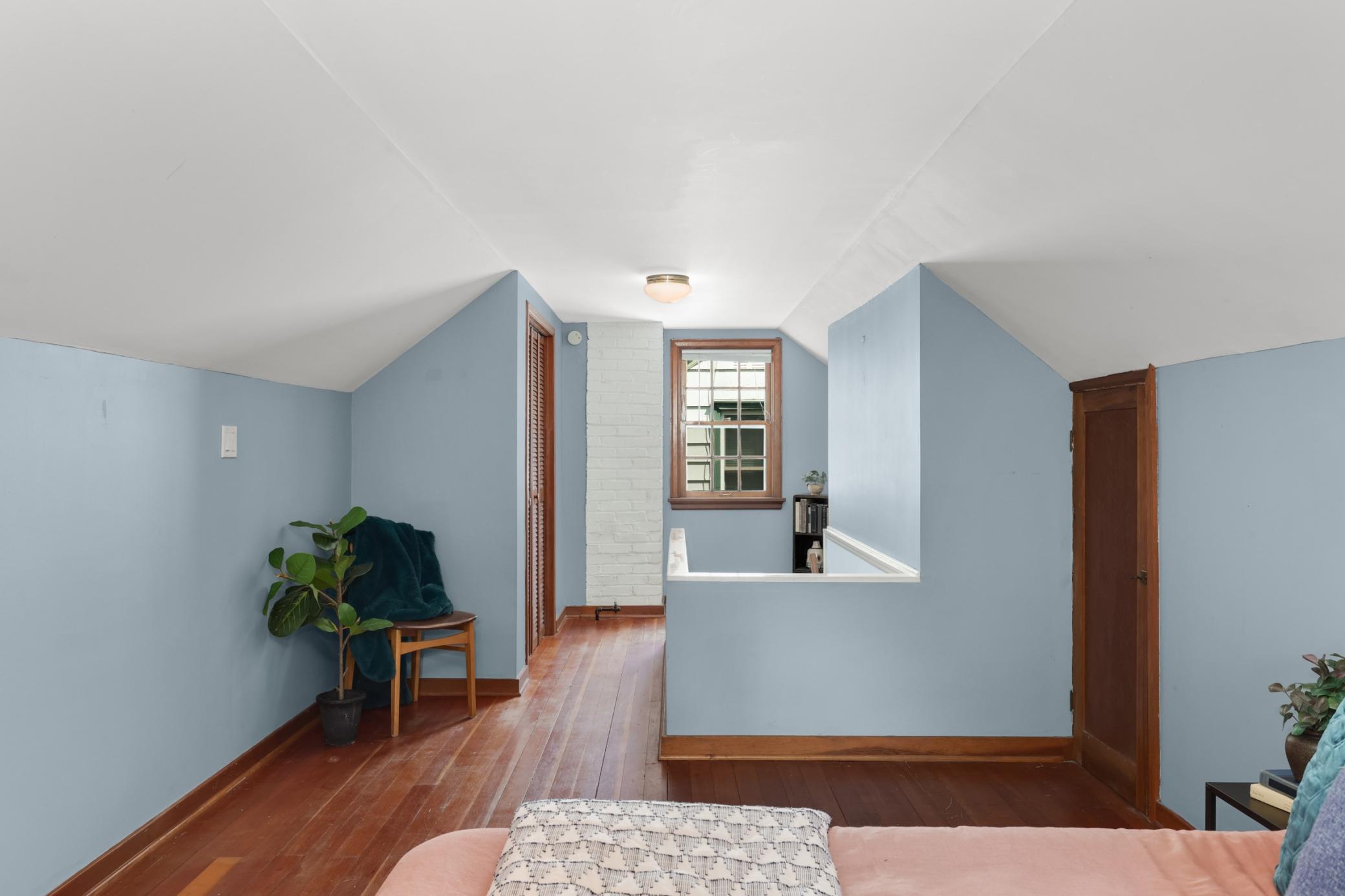 2622 Mckinley Street NE