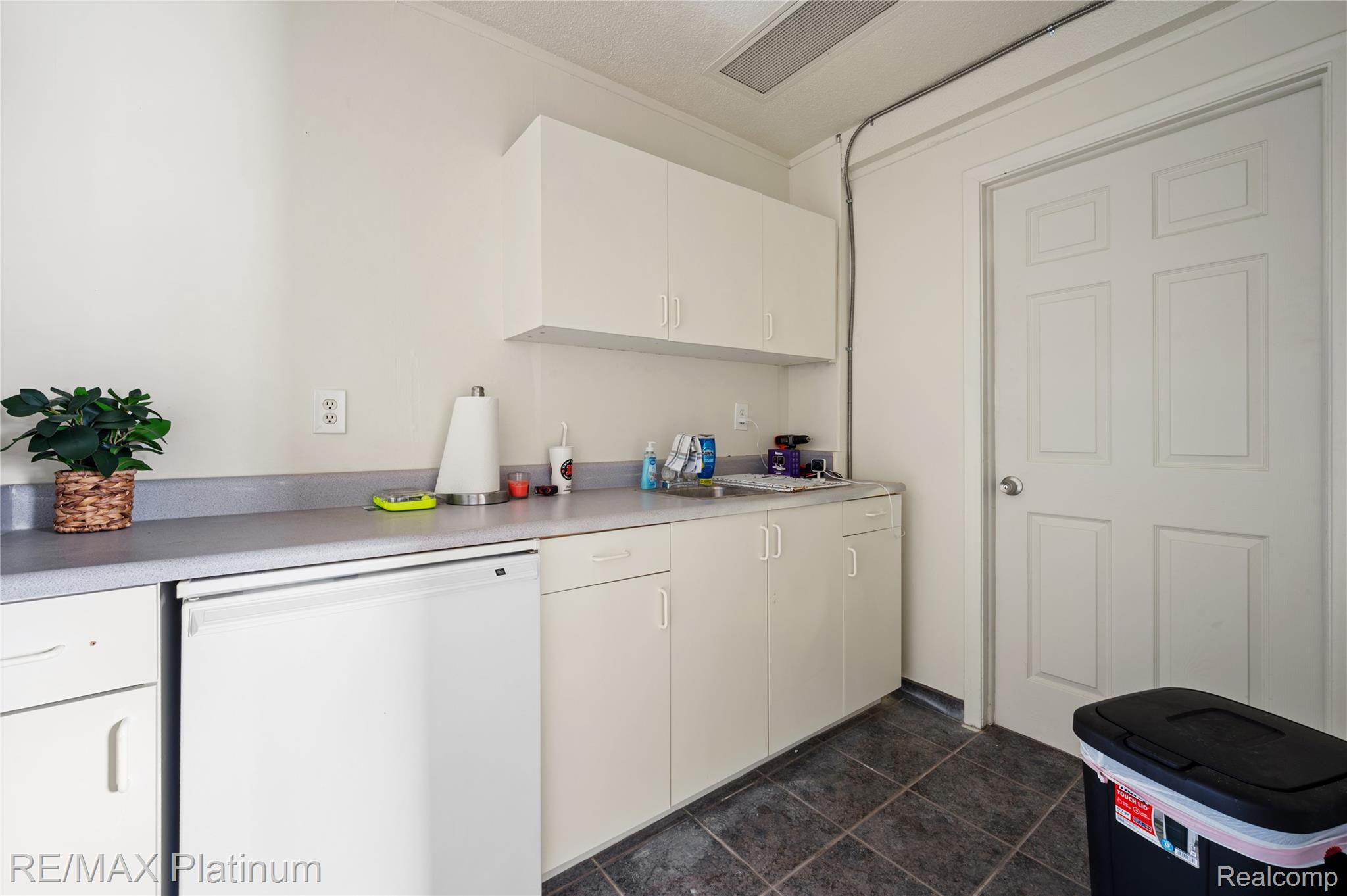 11528 S Saginaw Street