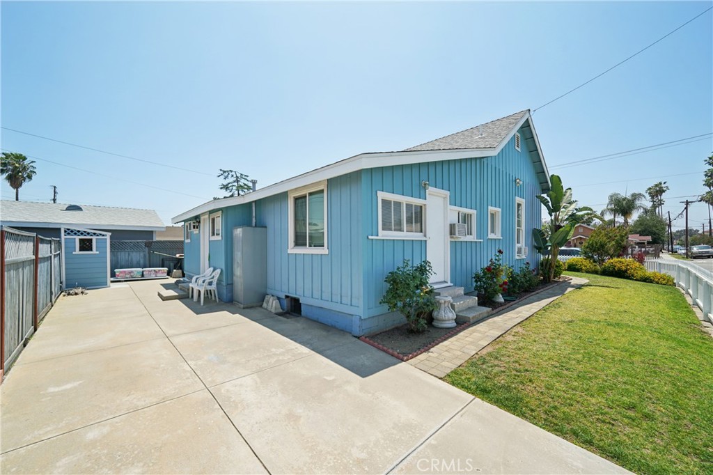 382 N Palomares Street