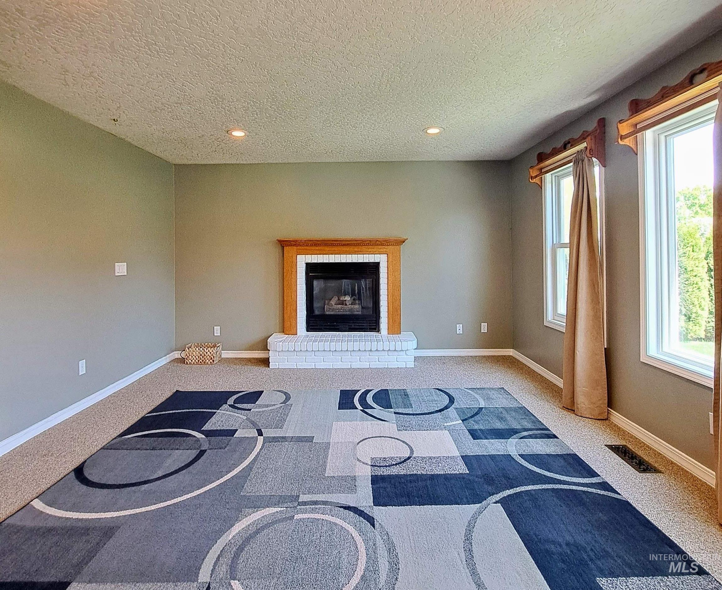 1392 N Santa Rosa