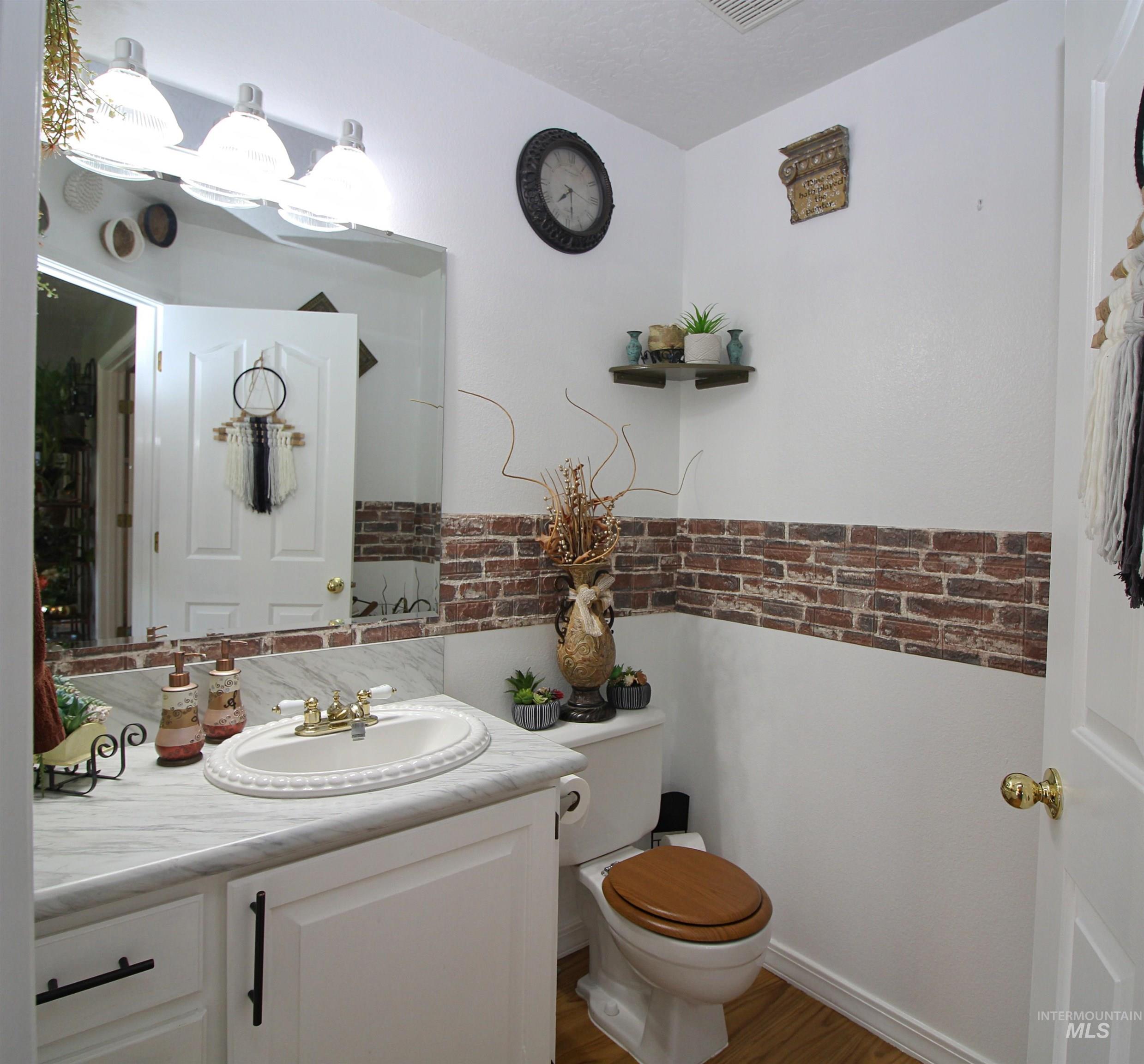 1392 N Santa Rosa