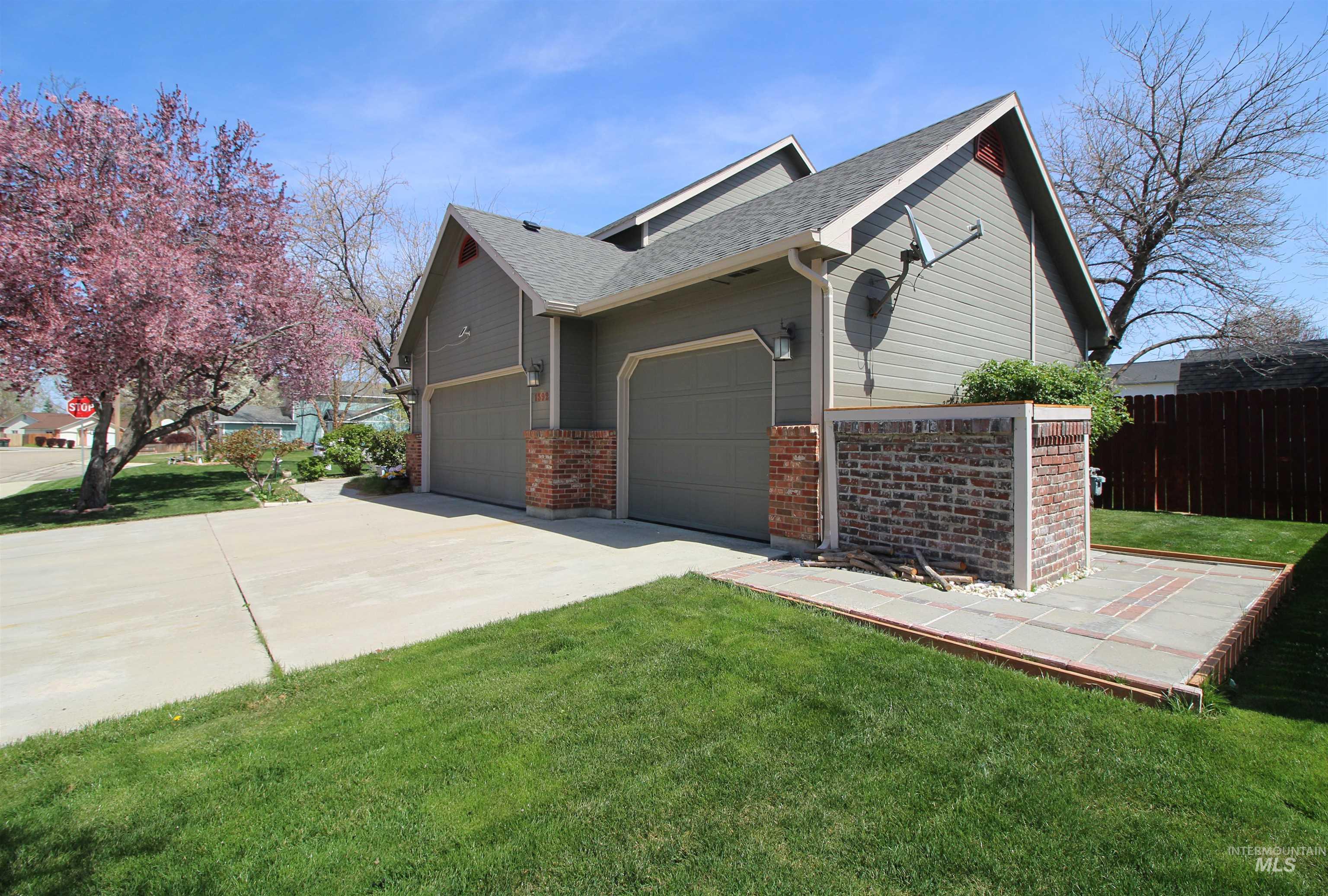 1392 N Santa Rosa