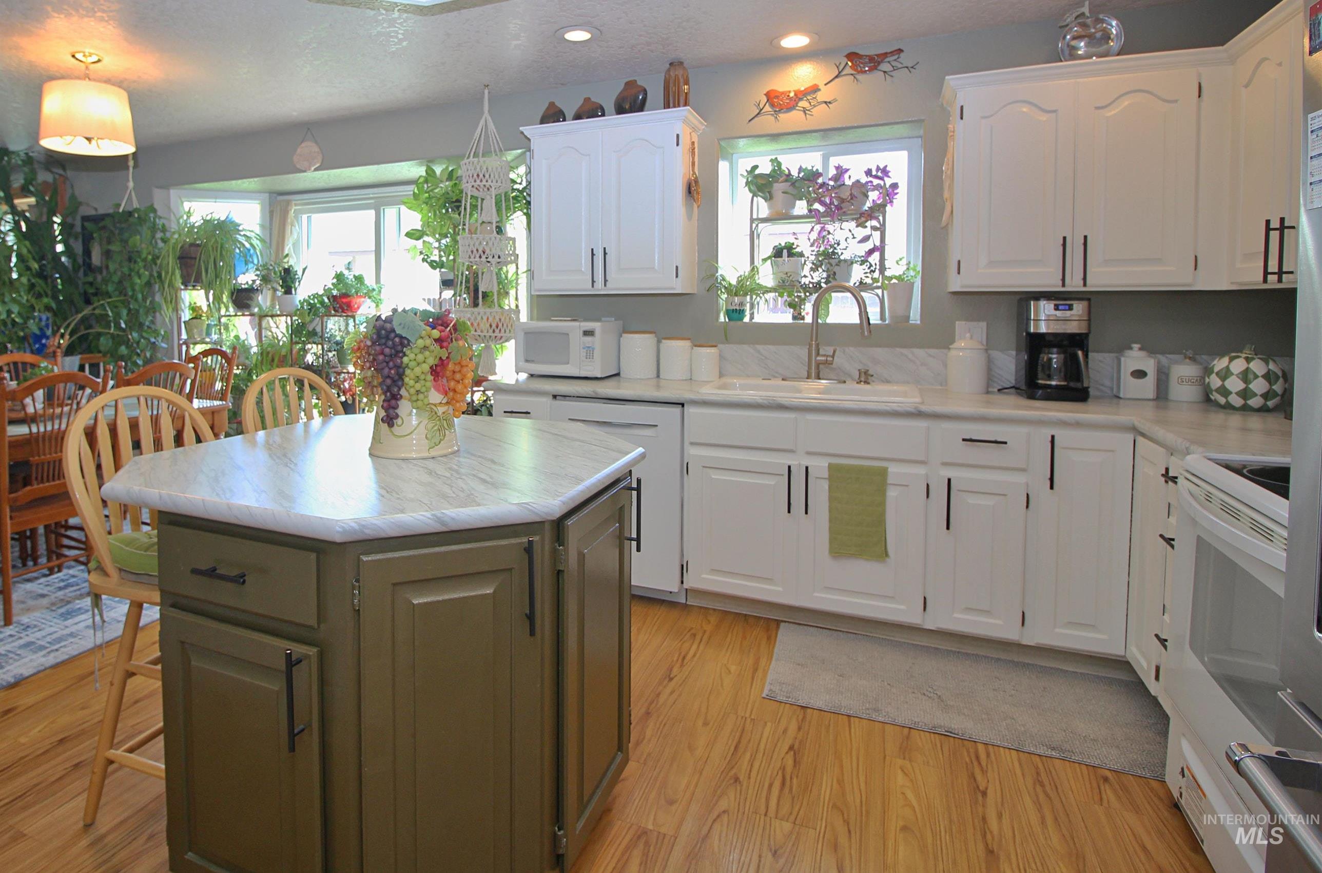 1392 N Santa Rosa