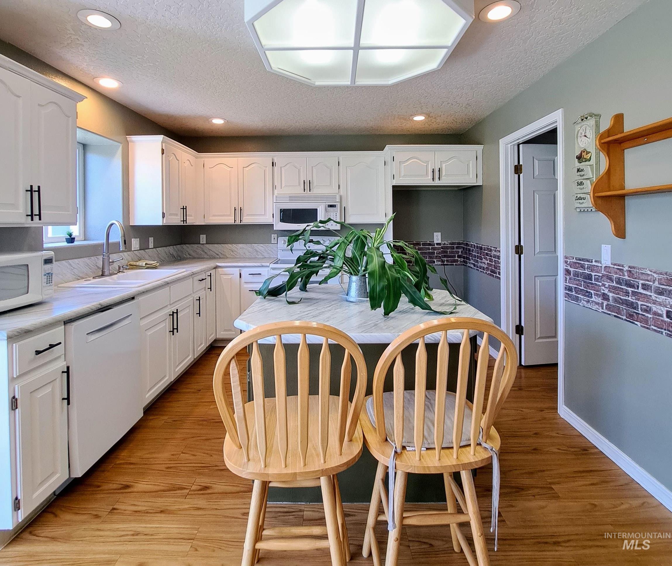 1392 N Santa Rosa