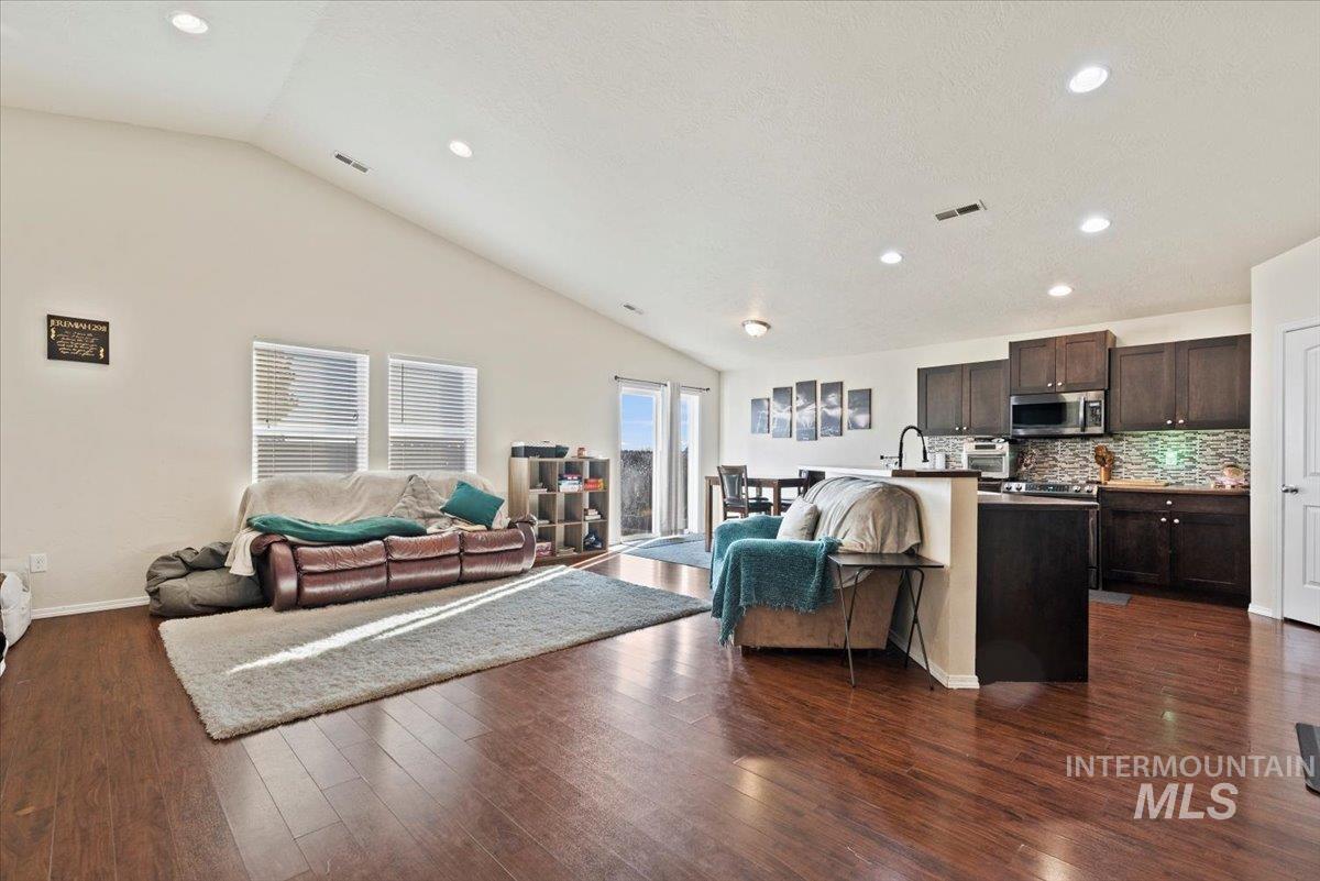 406 Bridgeport Ave