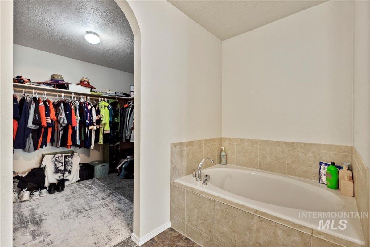 406 Bridgeport Ave