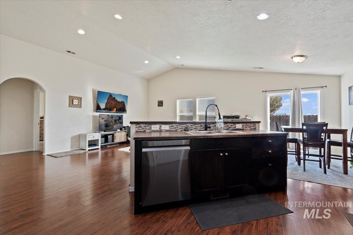 406 Bridgeport Ave