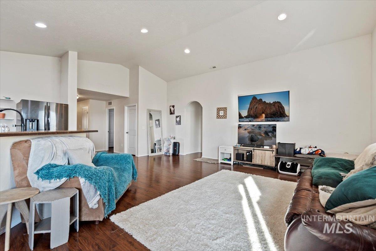 406 Bridgeport Ave