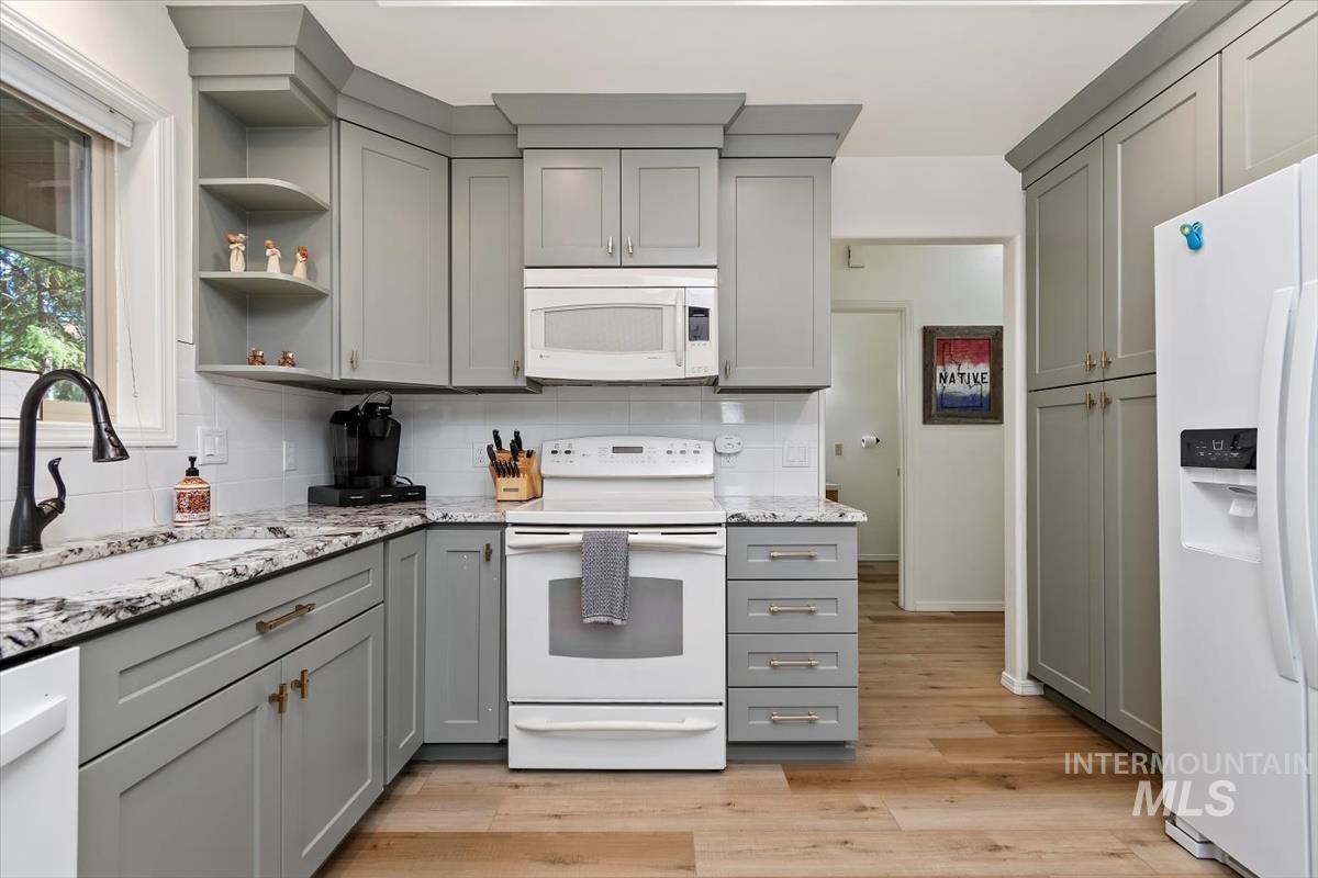1496 Pine Ridge