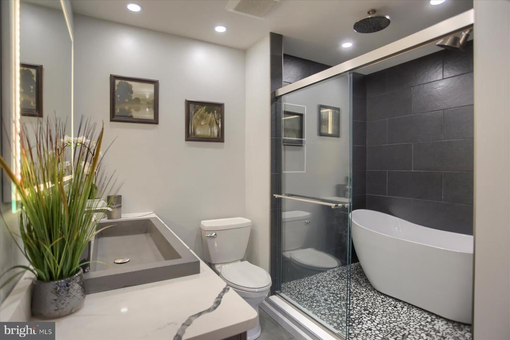 453 DELANCEY COURT