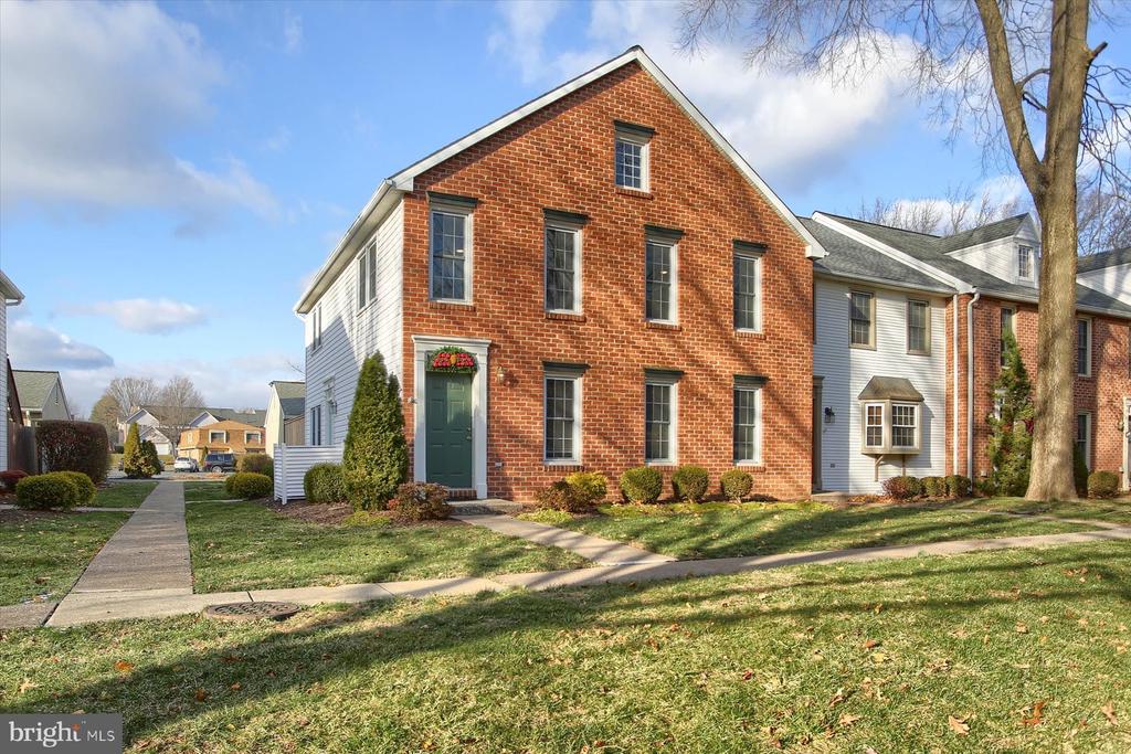 453 DELANCEY COURT