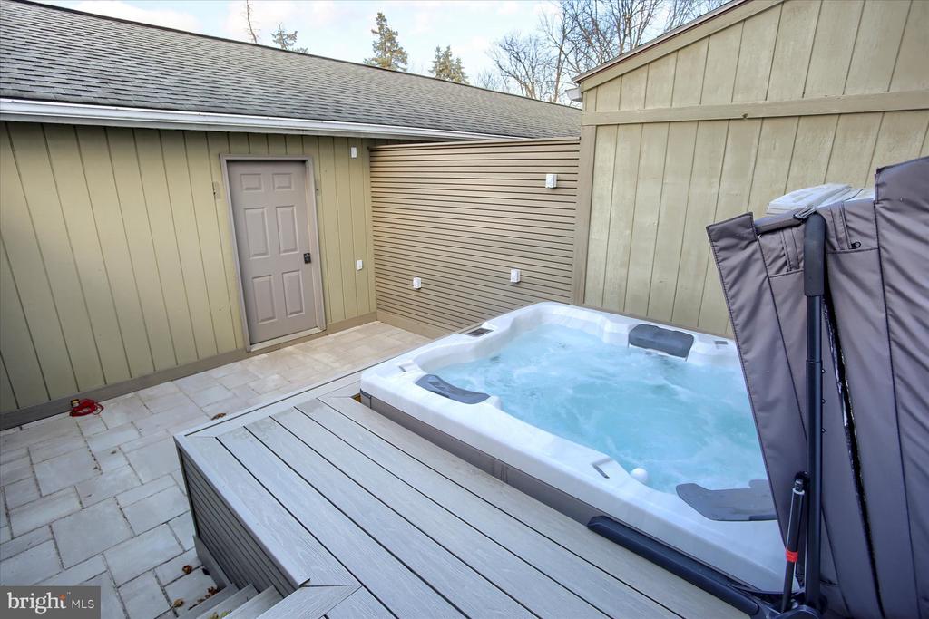 453 DELANCEY COURT