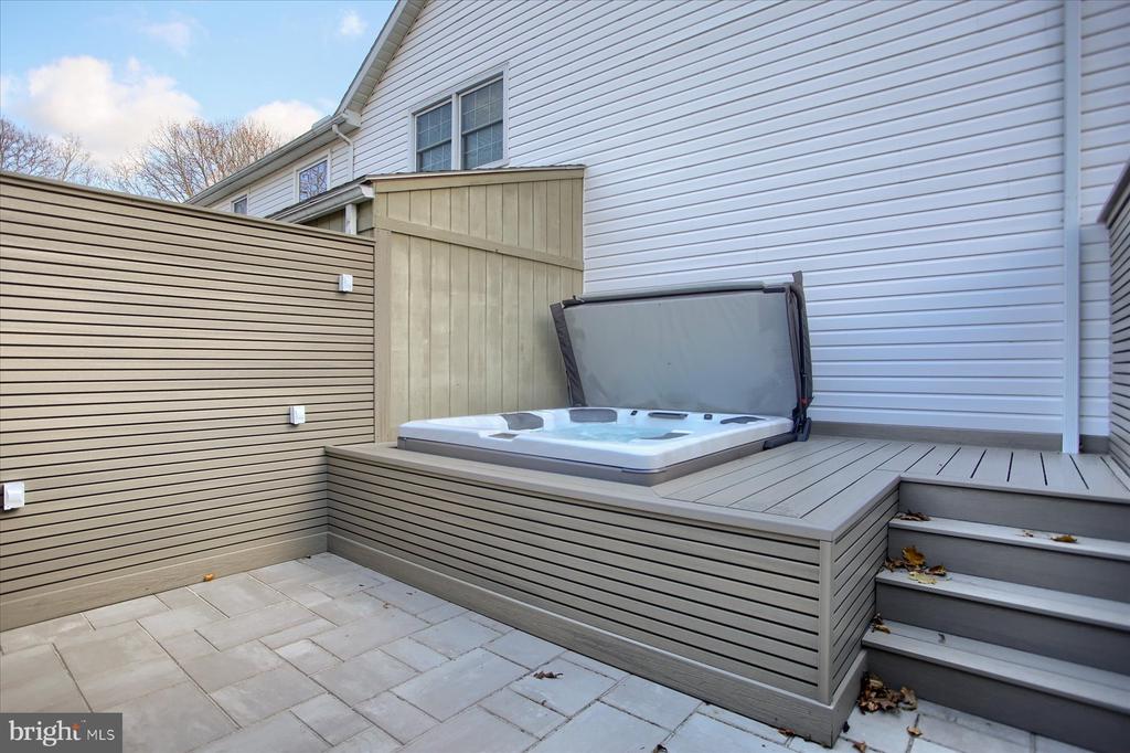 453 DELANCEY COURT