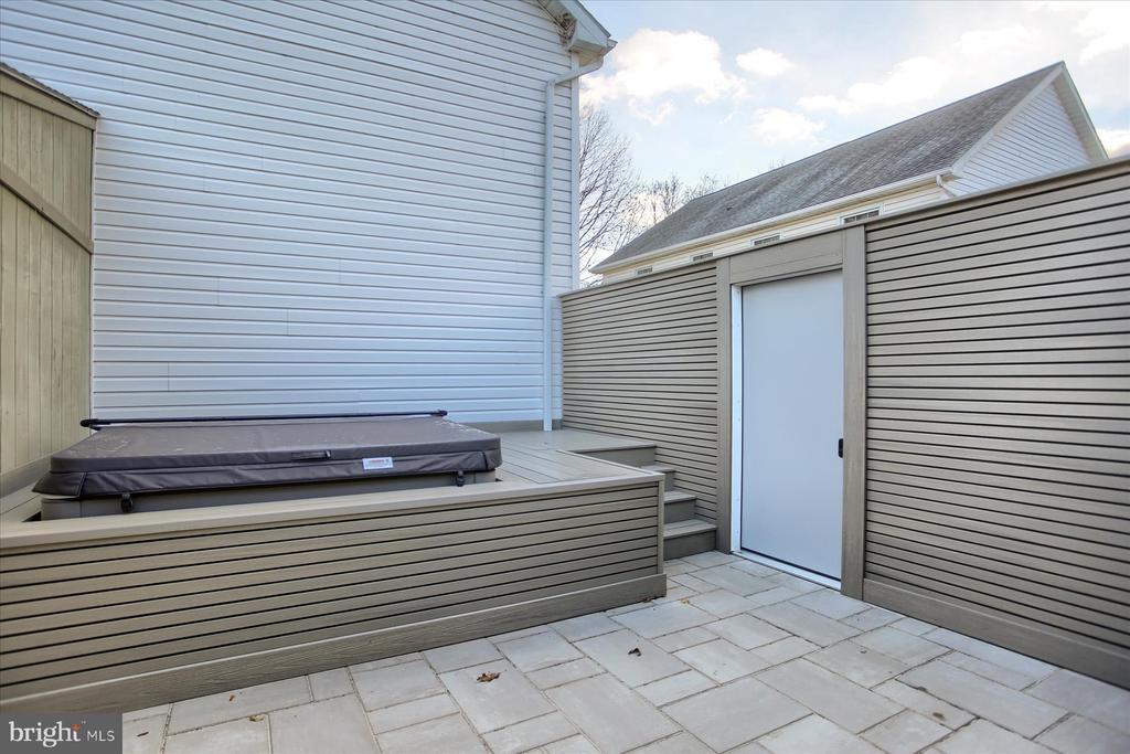 453 DELANCEY COURT