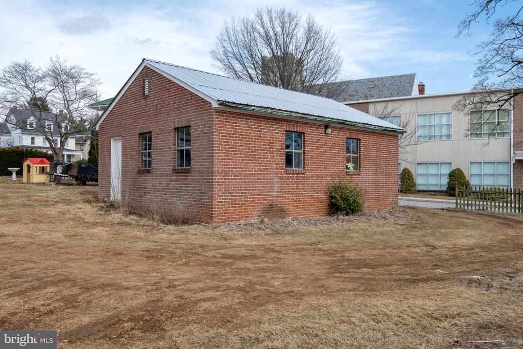204 W MAIN STREET