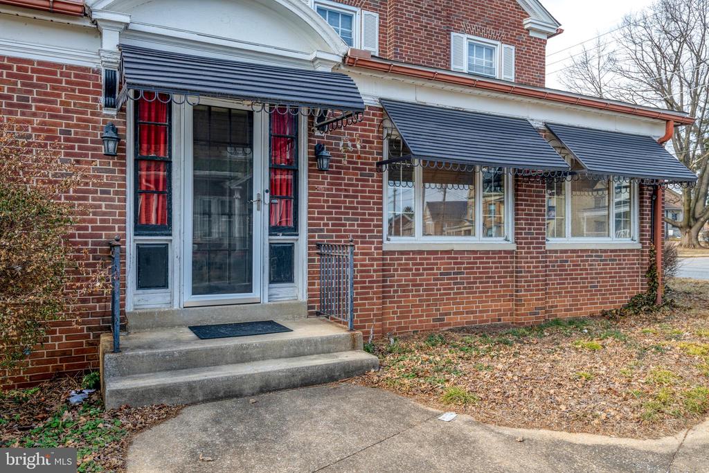 204 W MAIN STREET