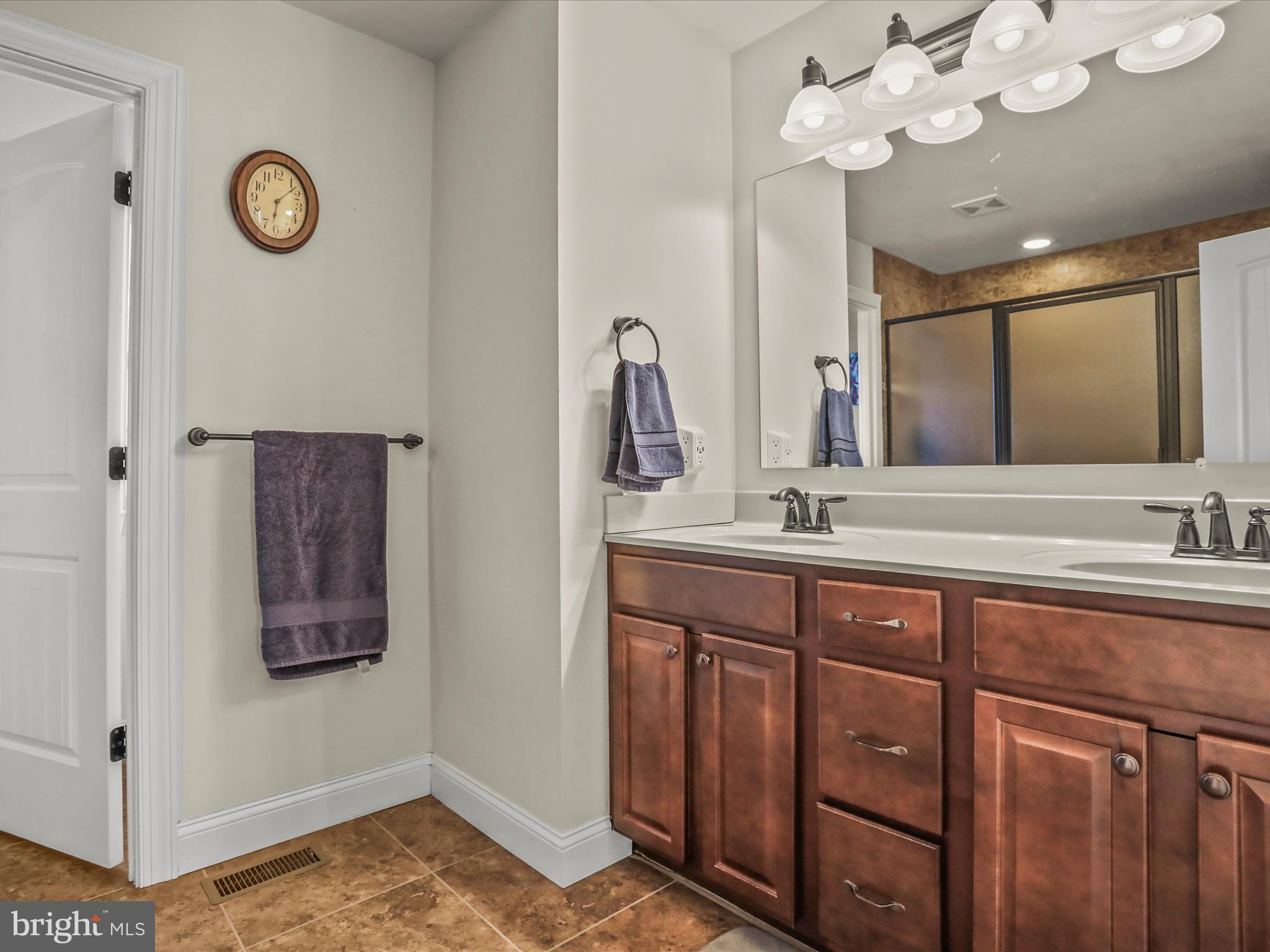 32 SPEND A BUCK DRIVE