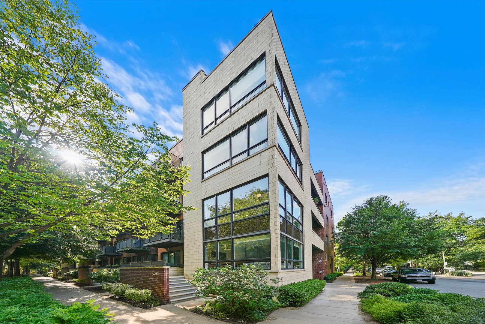 2259 W wabansia Avenue Unit: 210