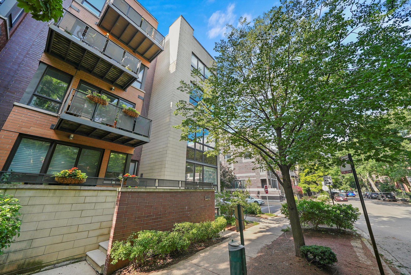 2259 W wabansia Avenue Unit: 210