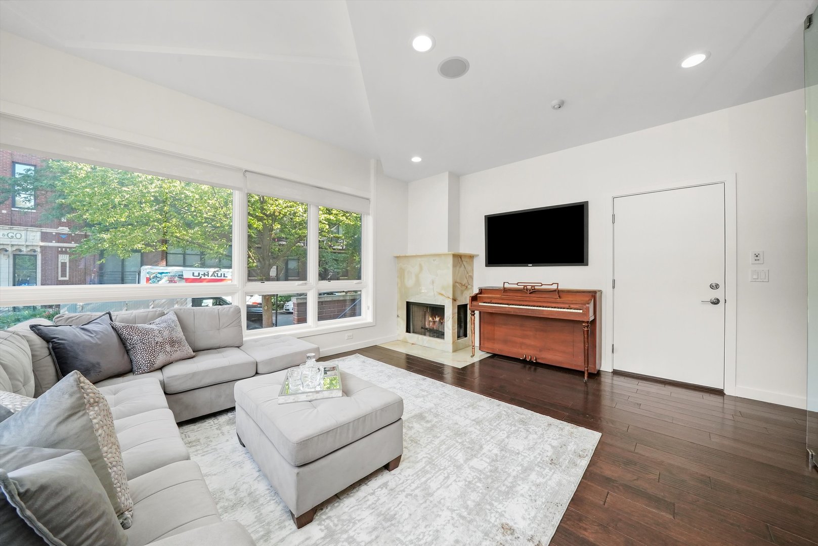 2259 W wabansia Avenue Unit: 210