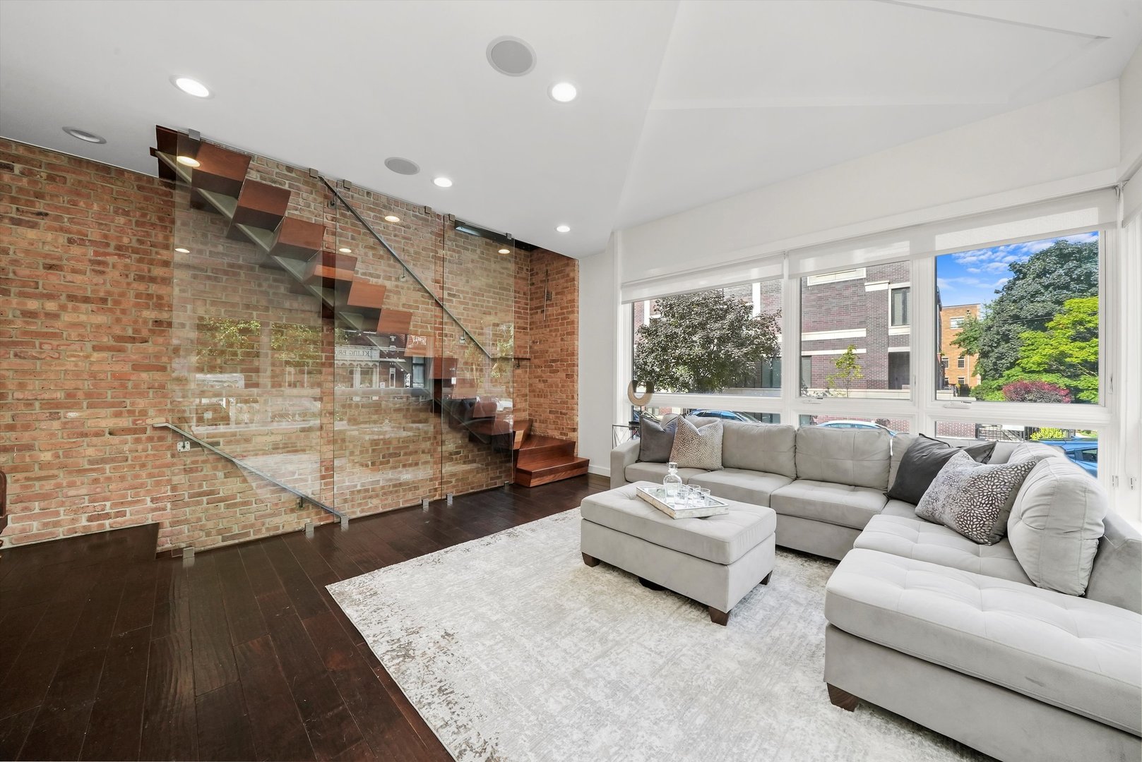 2259 W wabansia Avenue Unit: 210