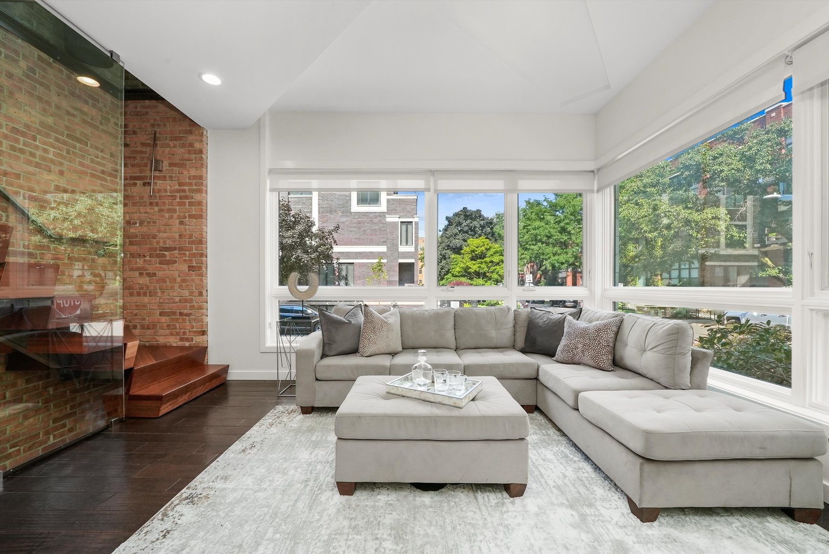 2259 W wabansia Avenue Unit: 210