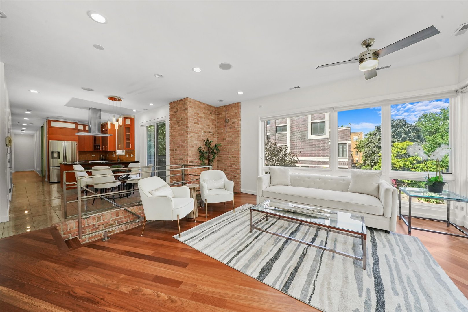 2259 W wabansia Avenue Unit: 210