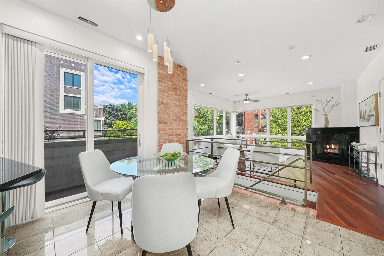 2259 W wabansia Avenue Unit: 210