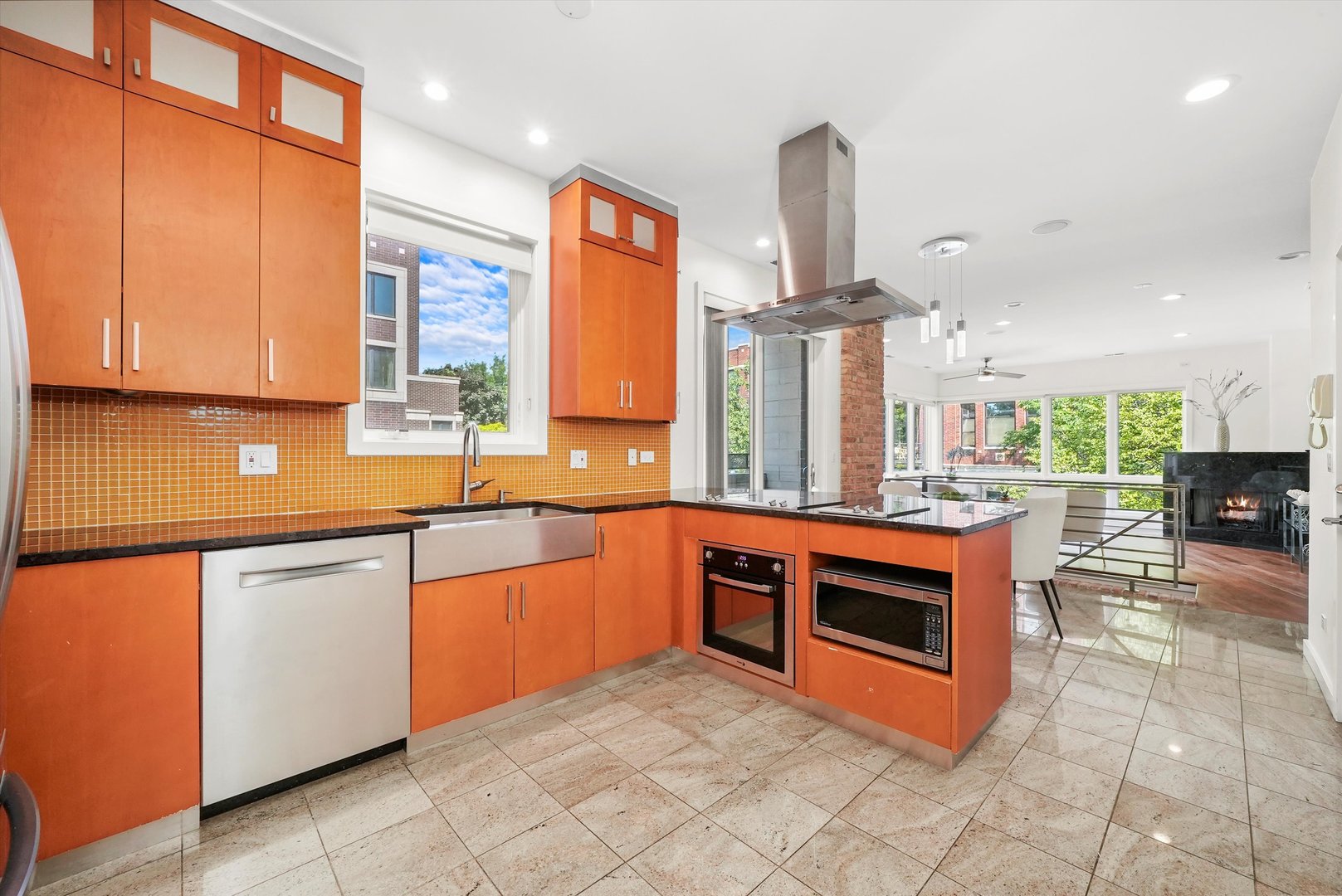 2259 W wabansia Avenue Unit: 210