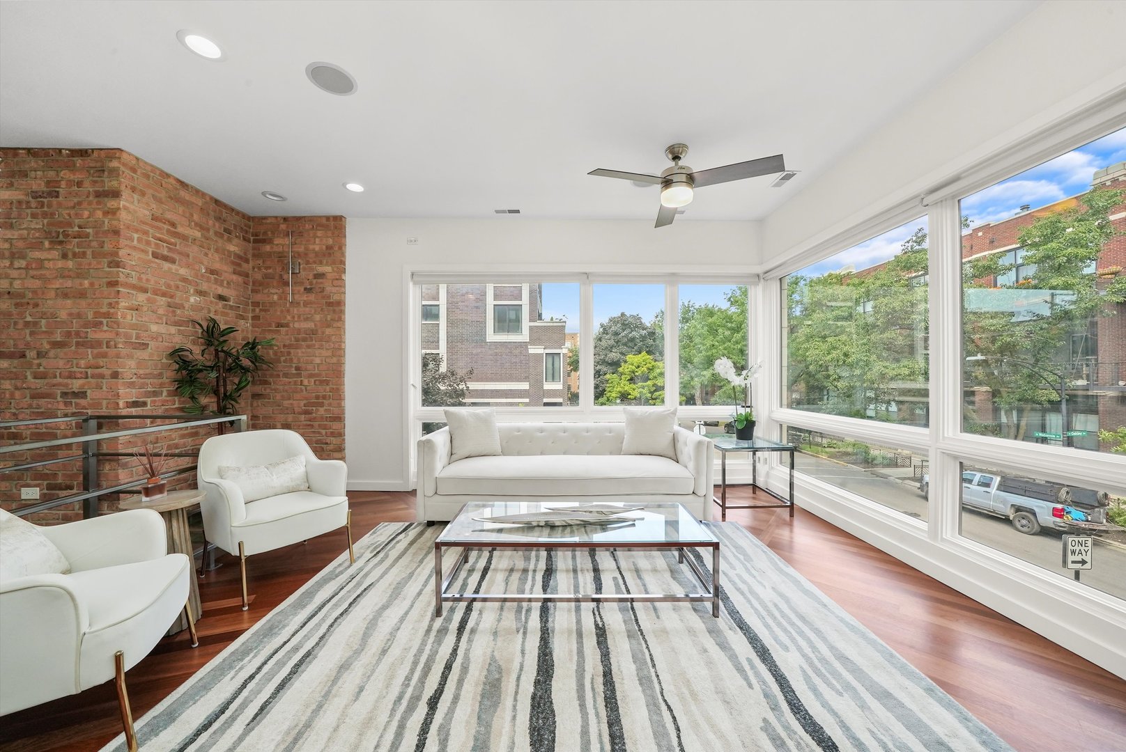 2259 W wabansia Avenue Unit: 210